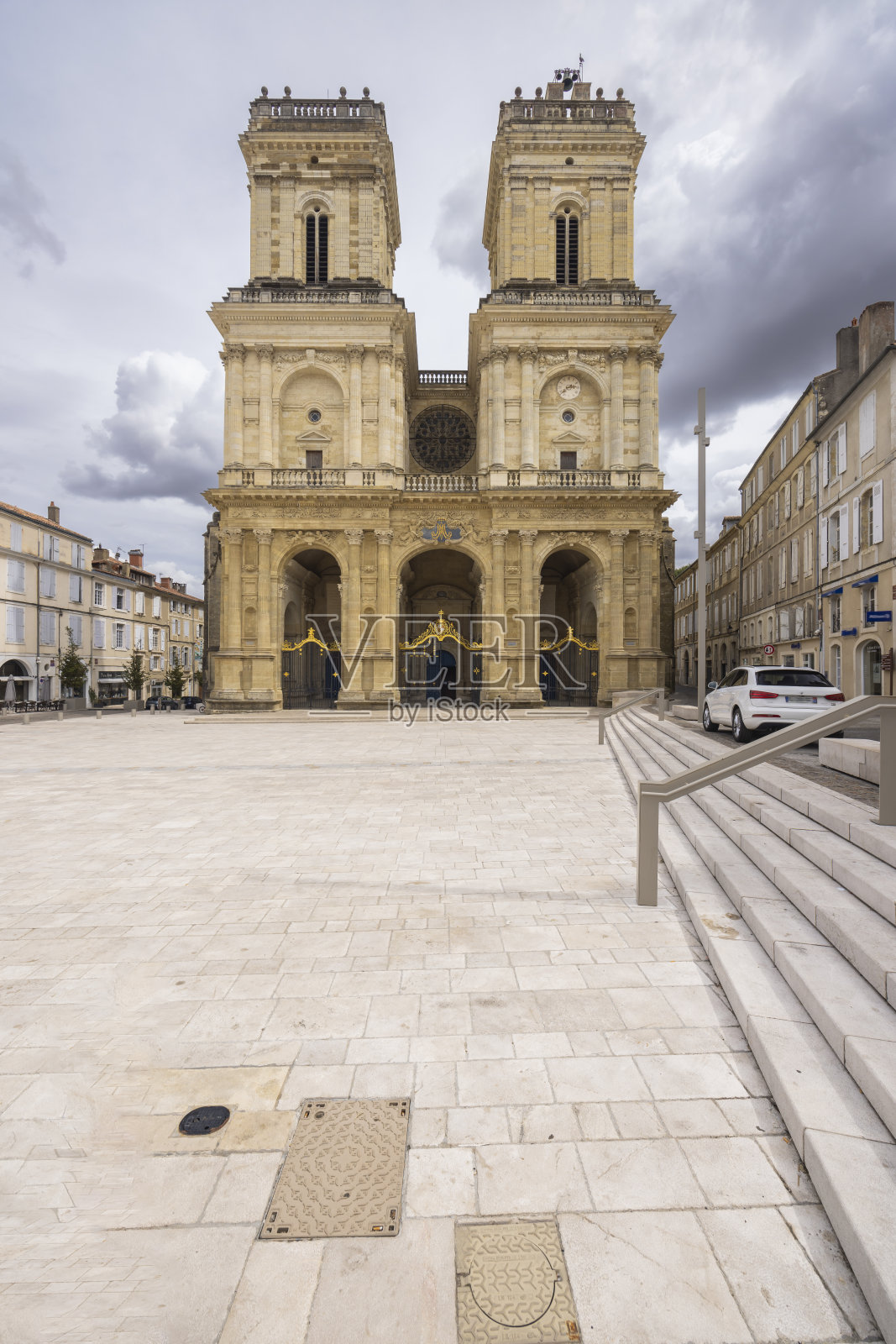 法国奥西塔尼奥克的圣玛丽大教堂照片摄影图片