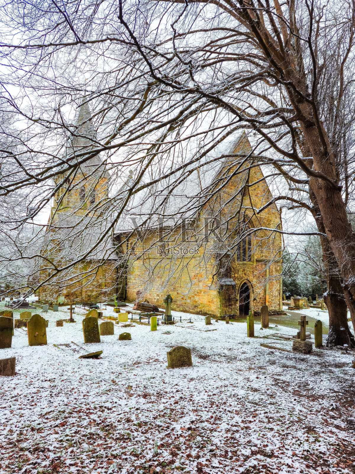英国西苏塞克斯沃斯的古代圣尼古拉斯教堂的外观照片摄影图片