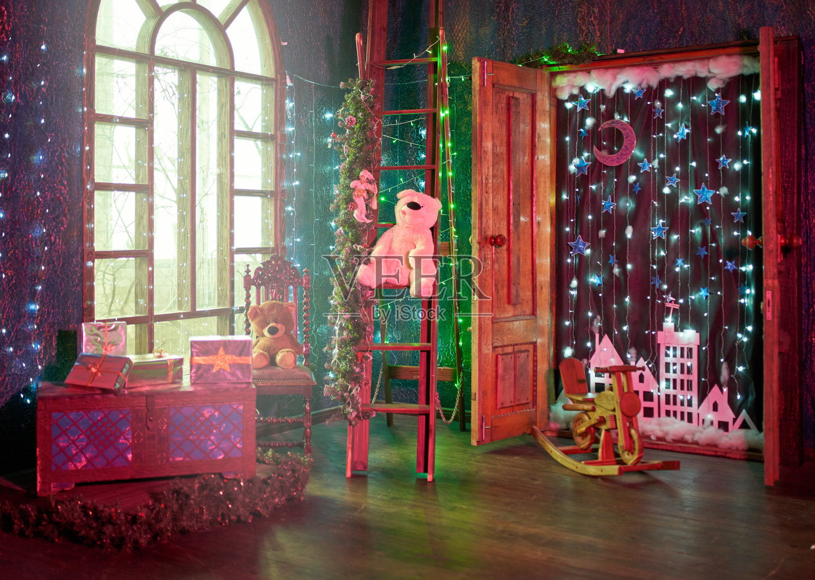 带木制拱门的阁楼工作室的舒适圣诞装饰照片摄影图片