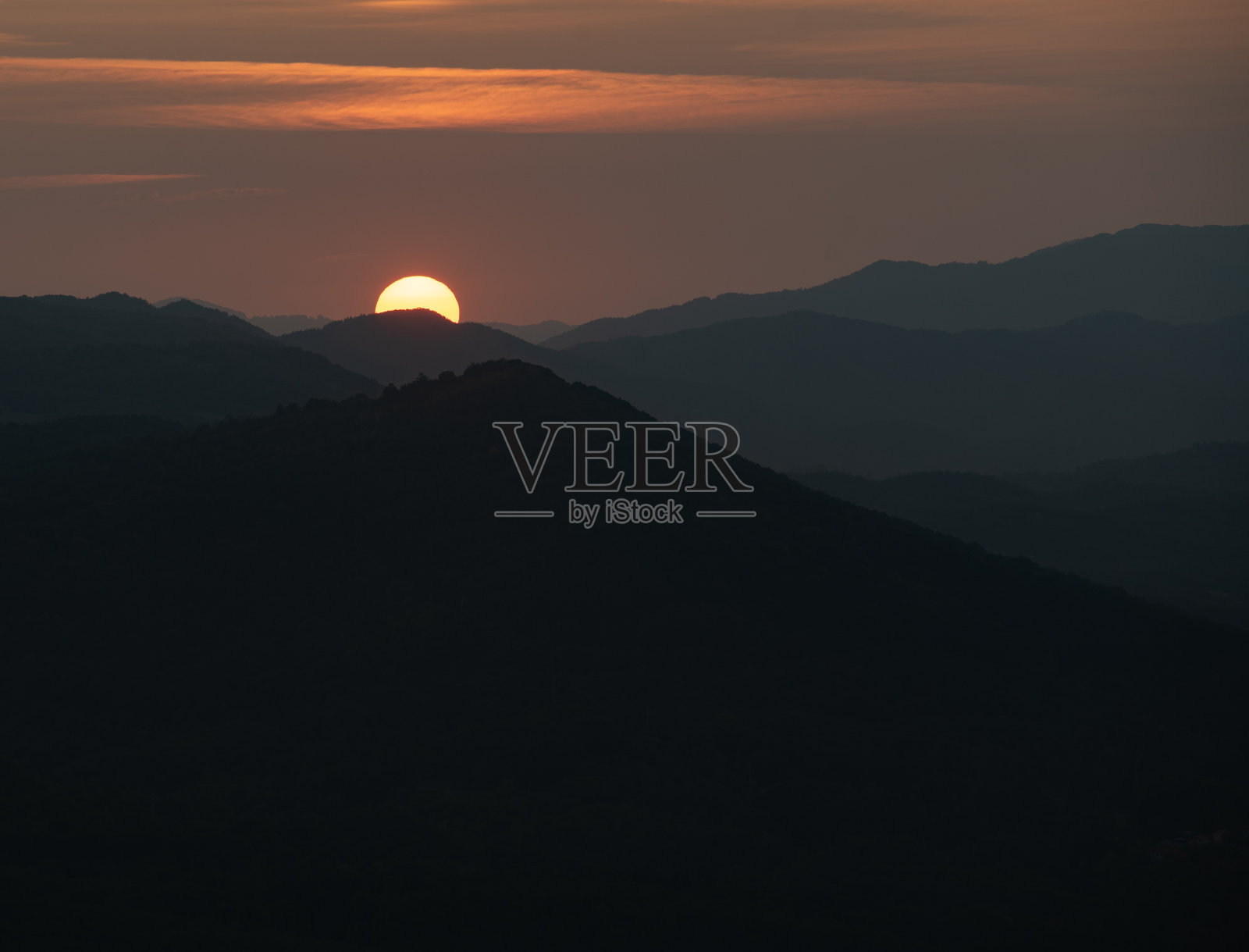 在保加利亚的斯塔拉·普莱尼纳山脉，落日的美景令人叹为观止照片摄影图片
