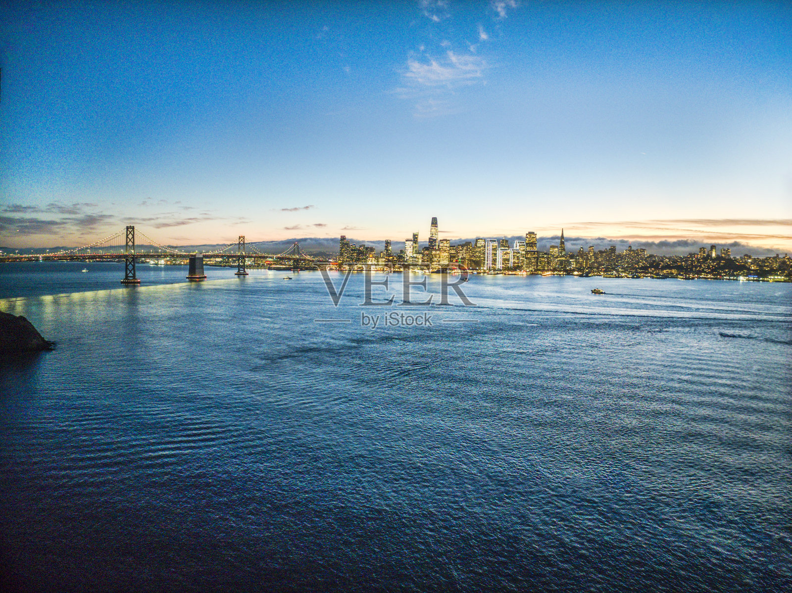 旧金山湾美丽日落的田园风光，城市天际线的剪影照片摄影图片