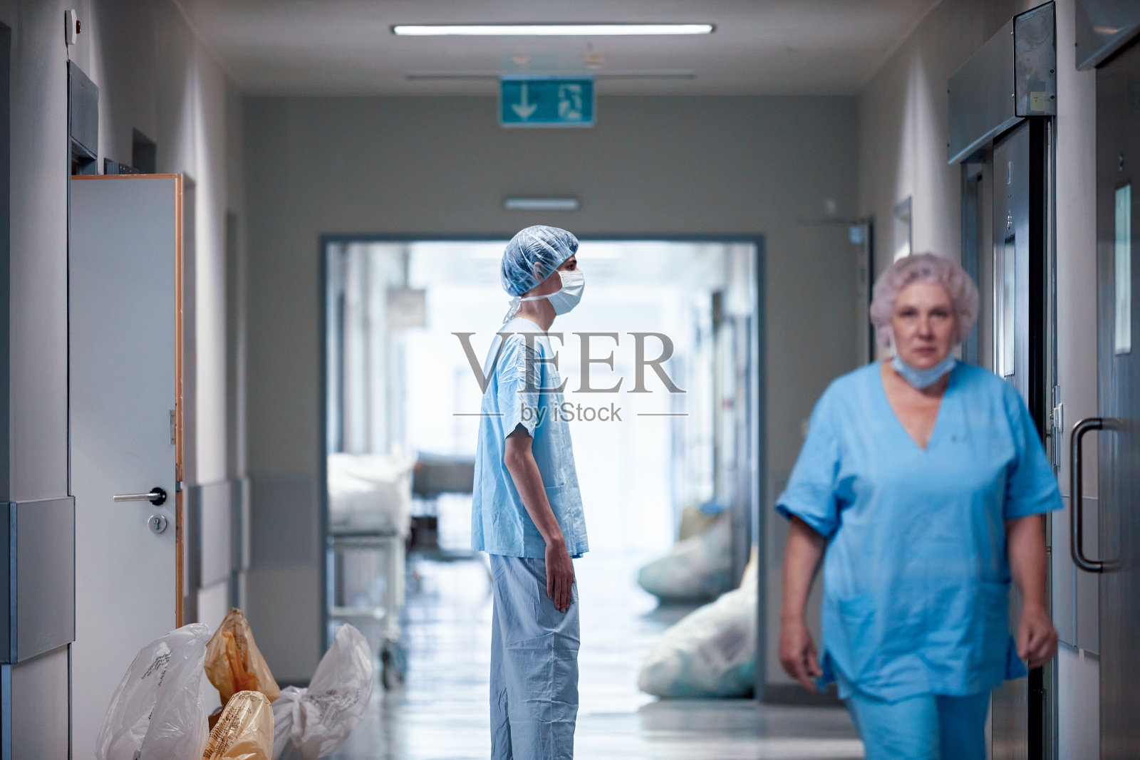 一个疲惫的外科医生手术后离开手术室，一个疲惫的医生，辛苦的工作，医生的工作照片摄影图片