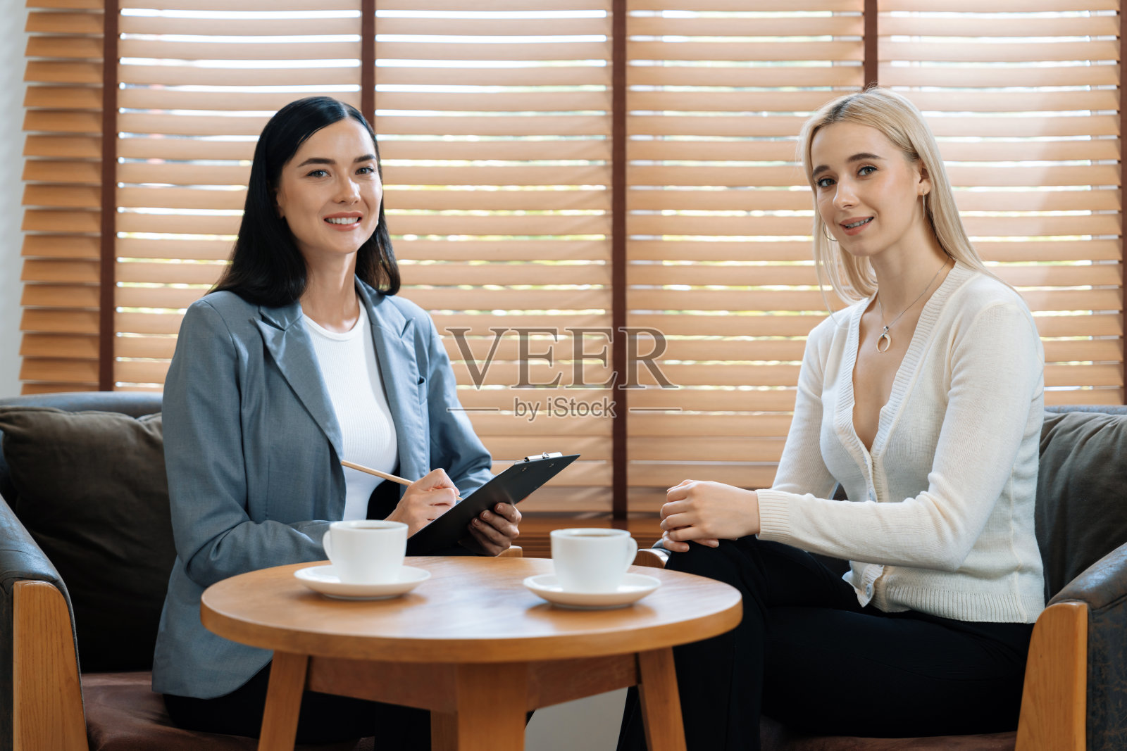 心理咨询助力改善精神问题照片摄影图片