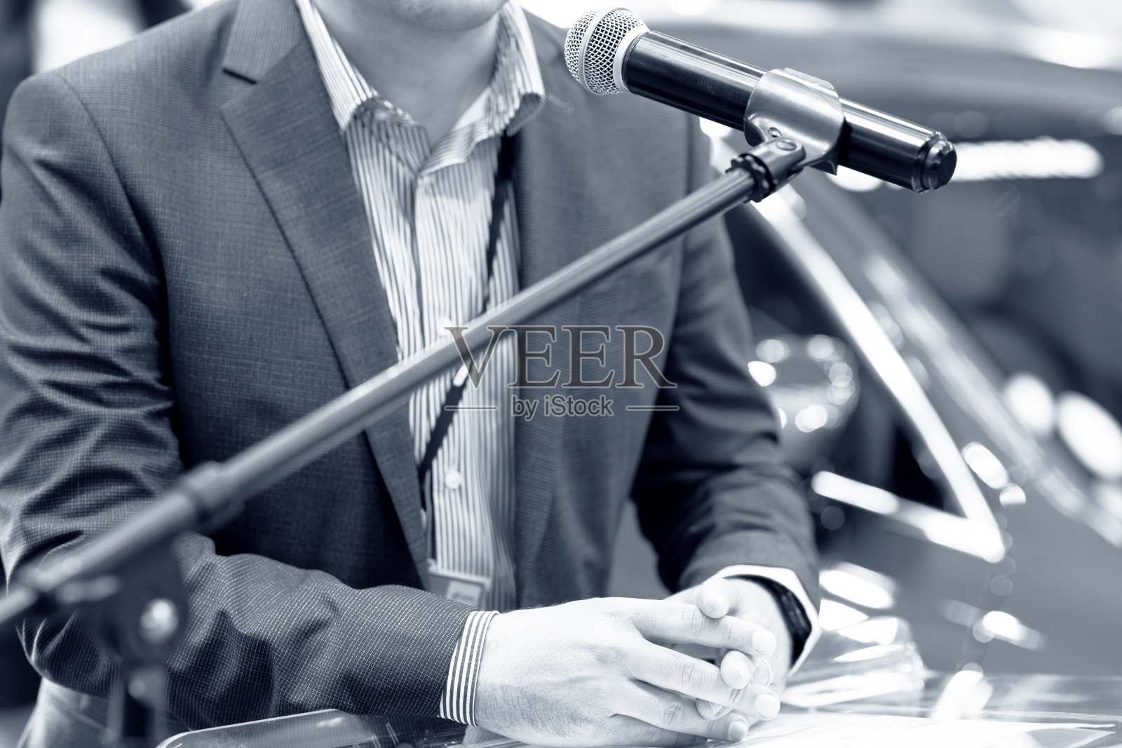 在商务会议、公司演讲、研讨会、教练培训、新闻发布会、公司会议、公共或政治活动中演讲。公开演讲的概念。照片摄影图片