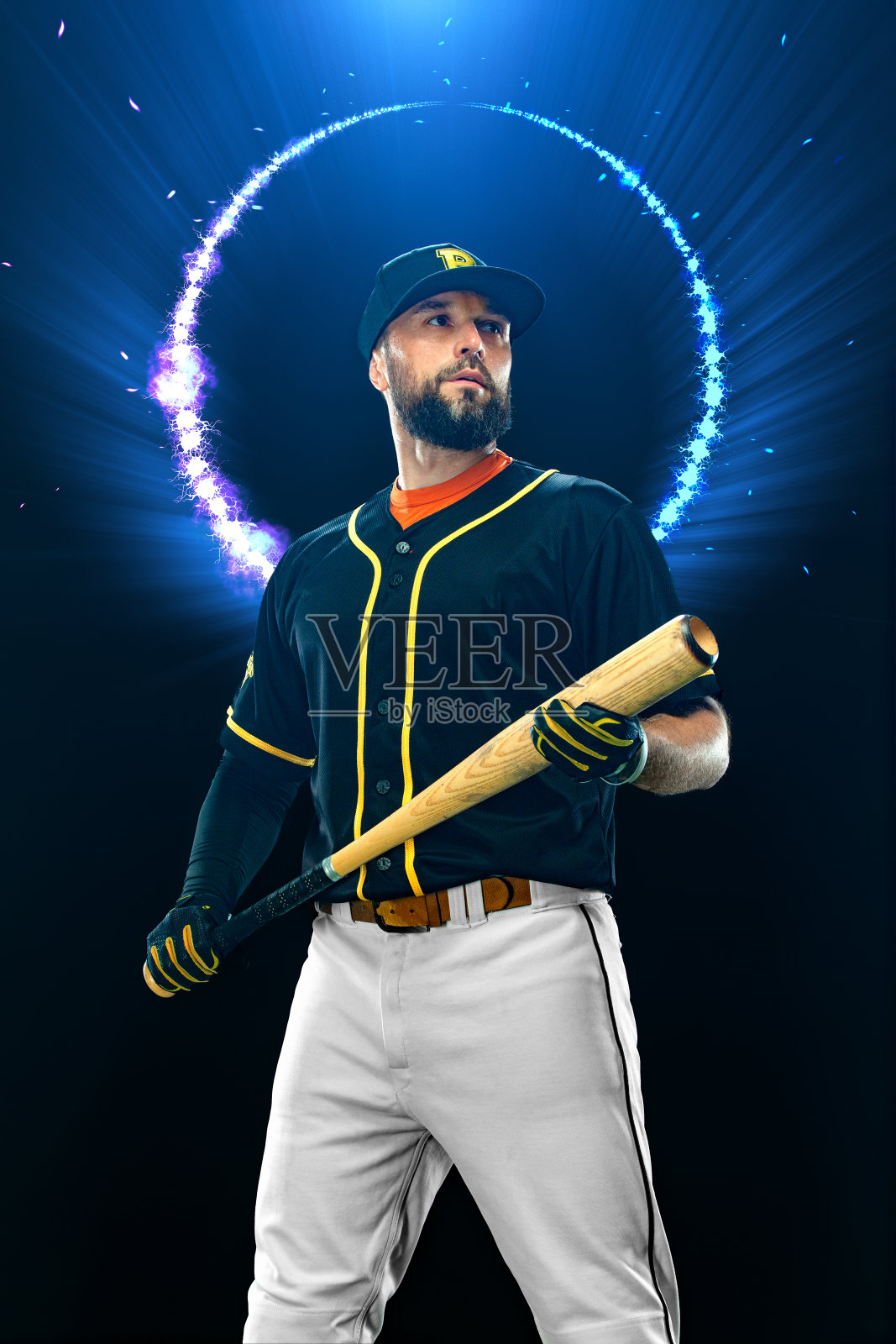 棒球运动员的球棒在黑暗的背景。参加球赛的肖像。照片摄影图片