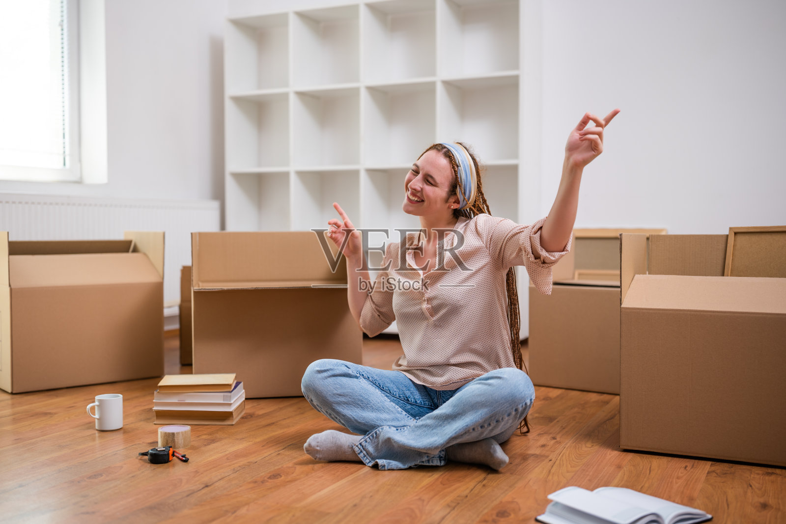 快乐的姜色女人搬进新家了照片摄影图片