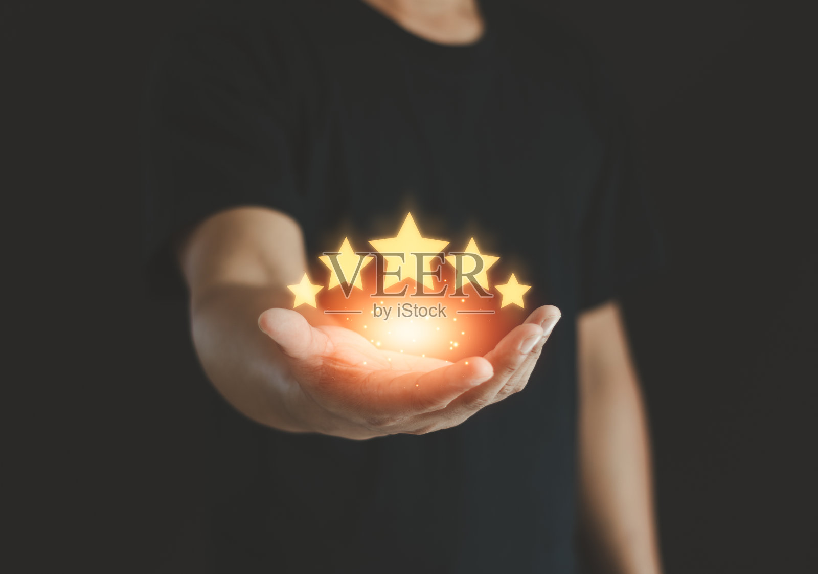 客户评价反馈概念。在客户积极评价满意度调查中，男士给五星。商业服务质量评级。最好的在线营销为个人体验。照片摄影图片