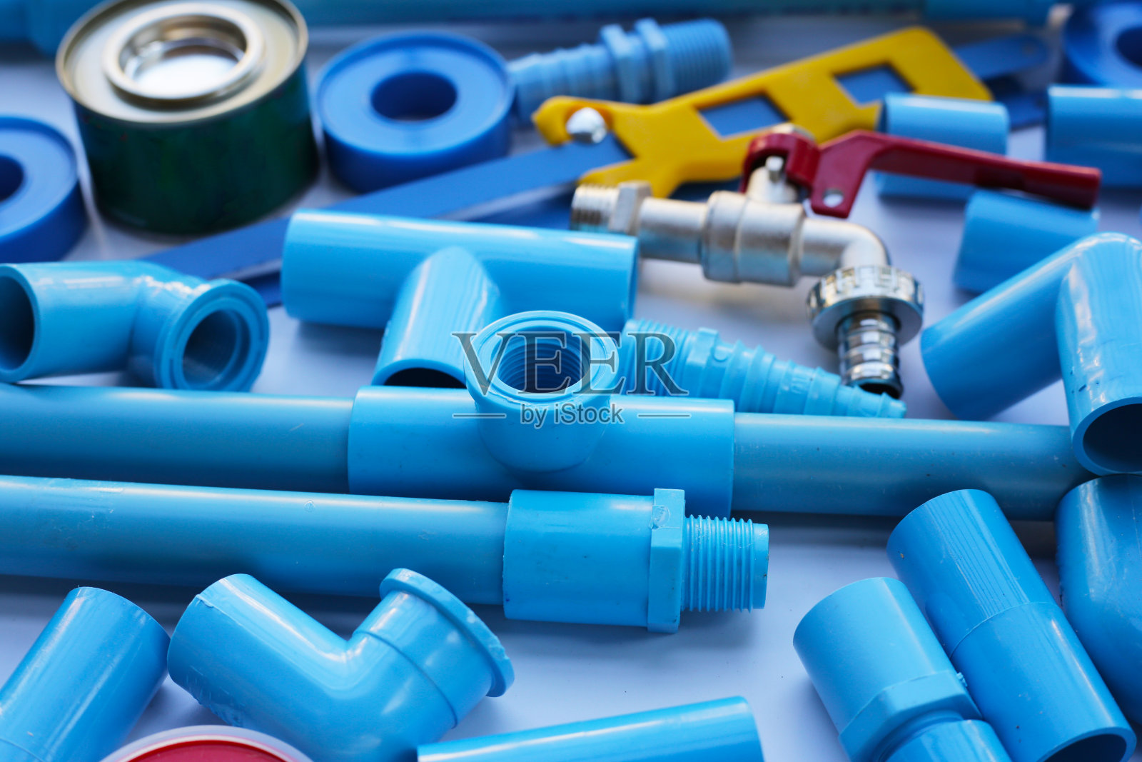 管道工程用蓝色pvc管连接的水管工设备。照片摄影图片