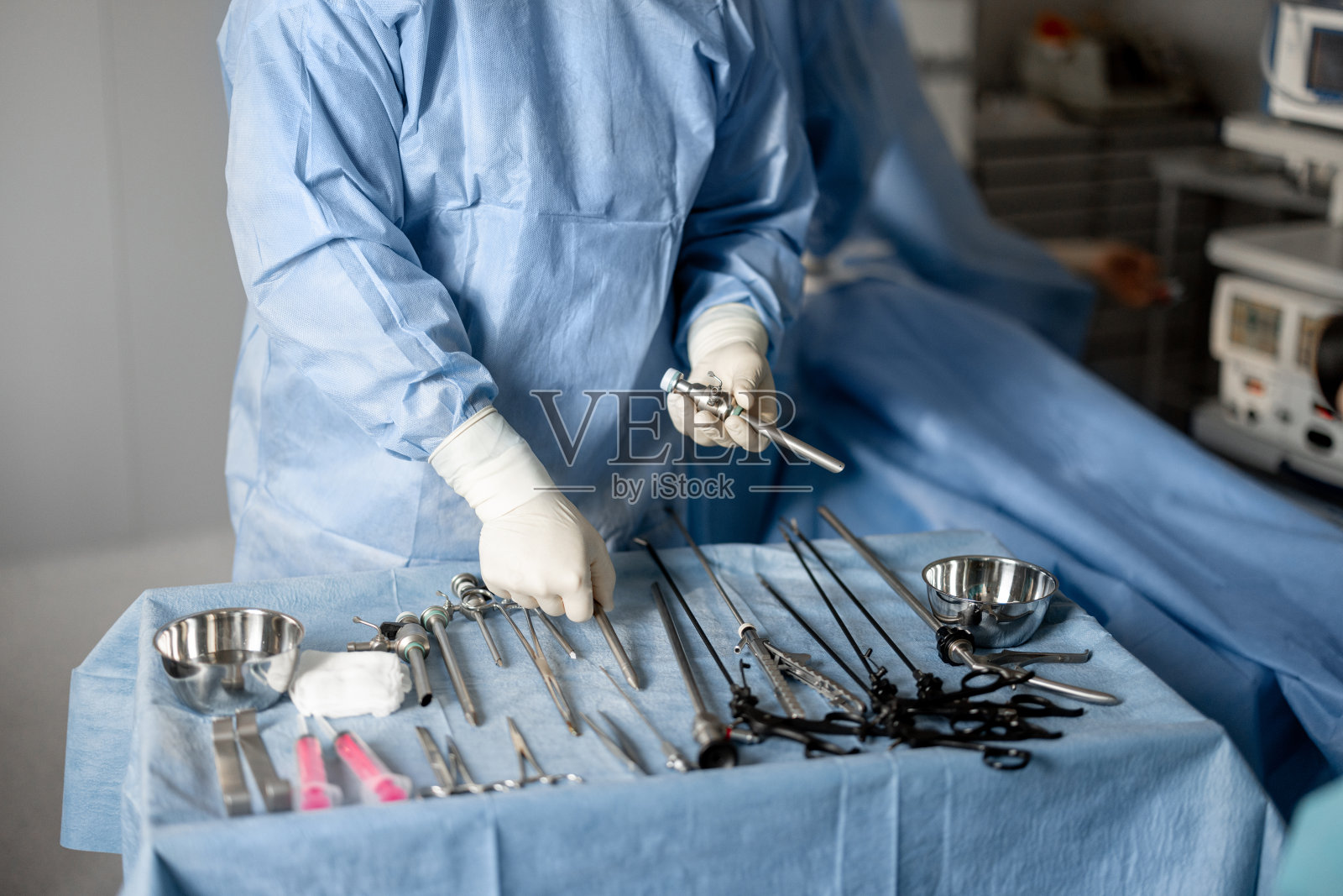 外科医生为手术准备无菌医疗器械照片摄影图片