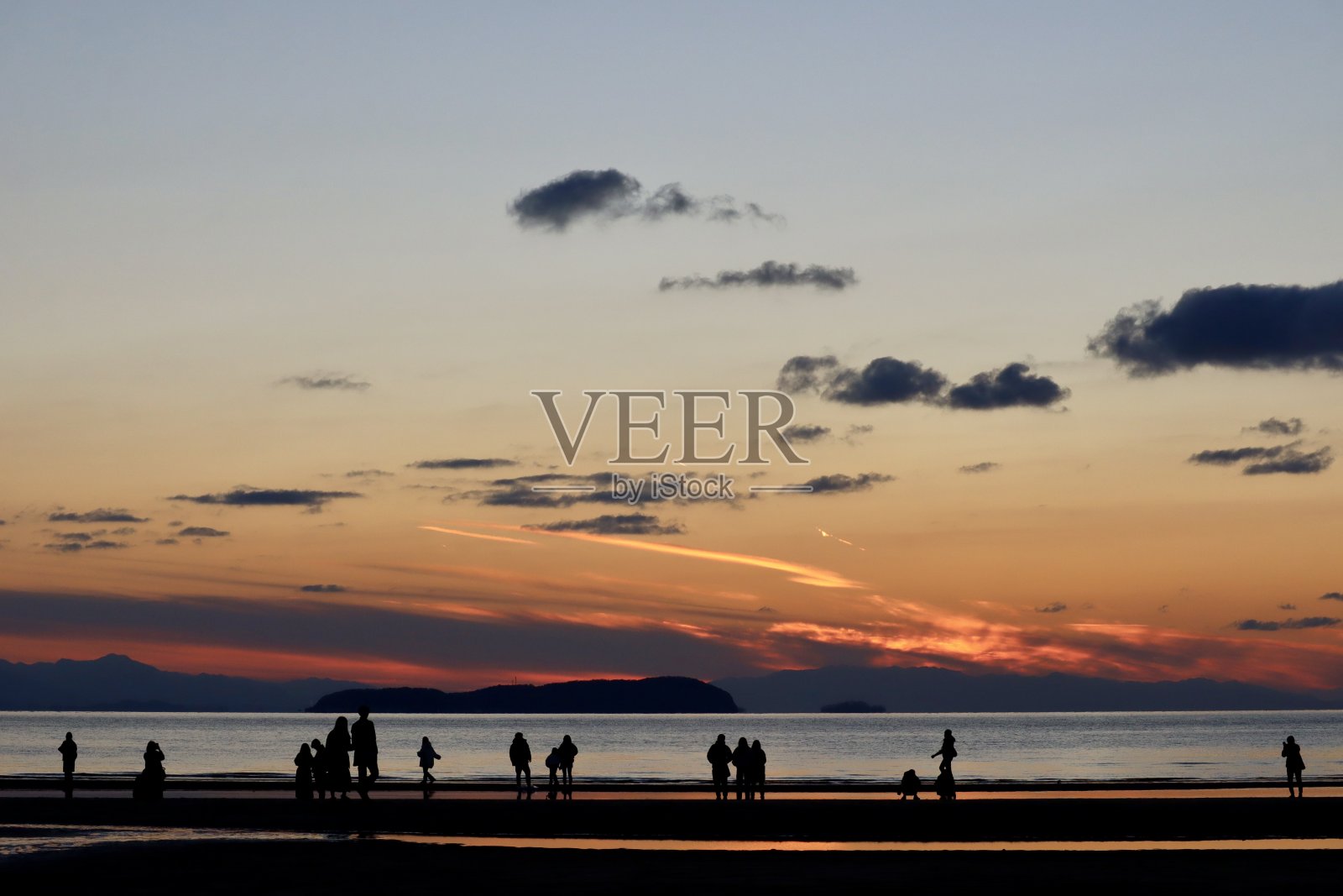 夜景在三代市，香川县的大海。照片摄影图片