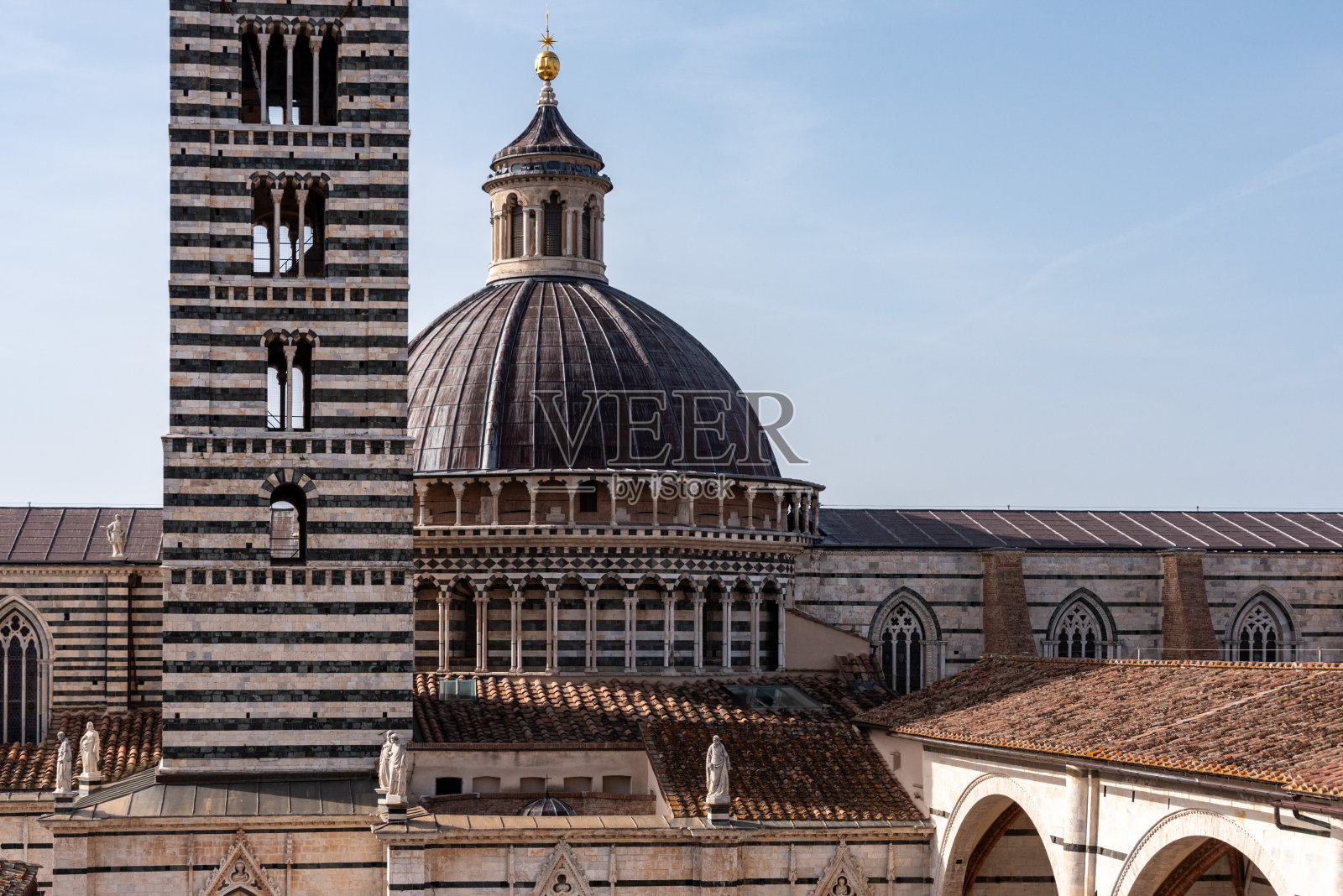 从Facciatone全景视角看到的锡耶纳大教堂及其圆顶照片摄影图片