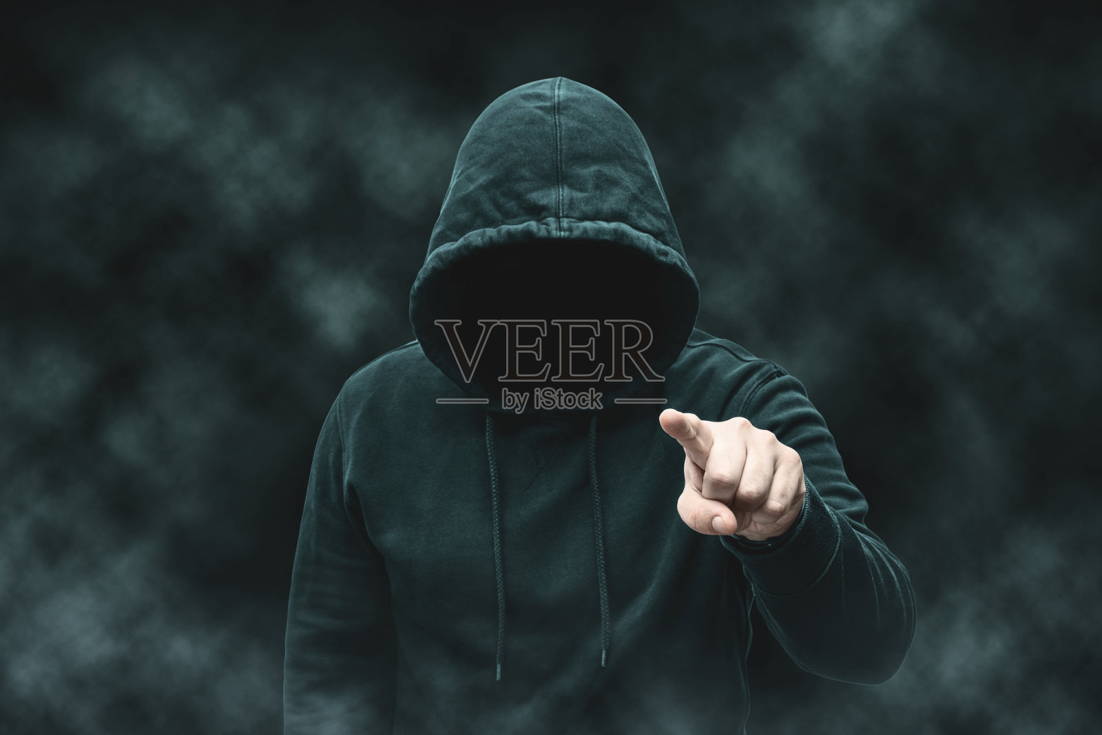 神秘的无脸的蒙面匿名罪犯，轮廓的电脑黑客，网络恐怖分子或歹徒黑色背景与烟雾照片摄影图片