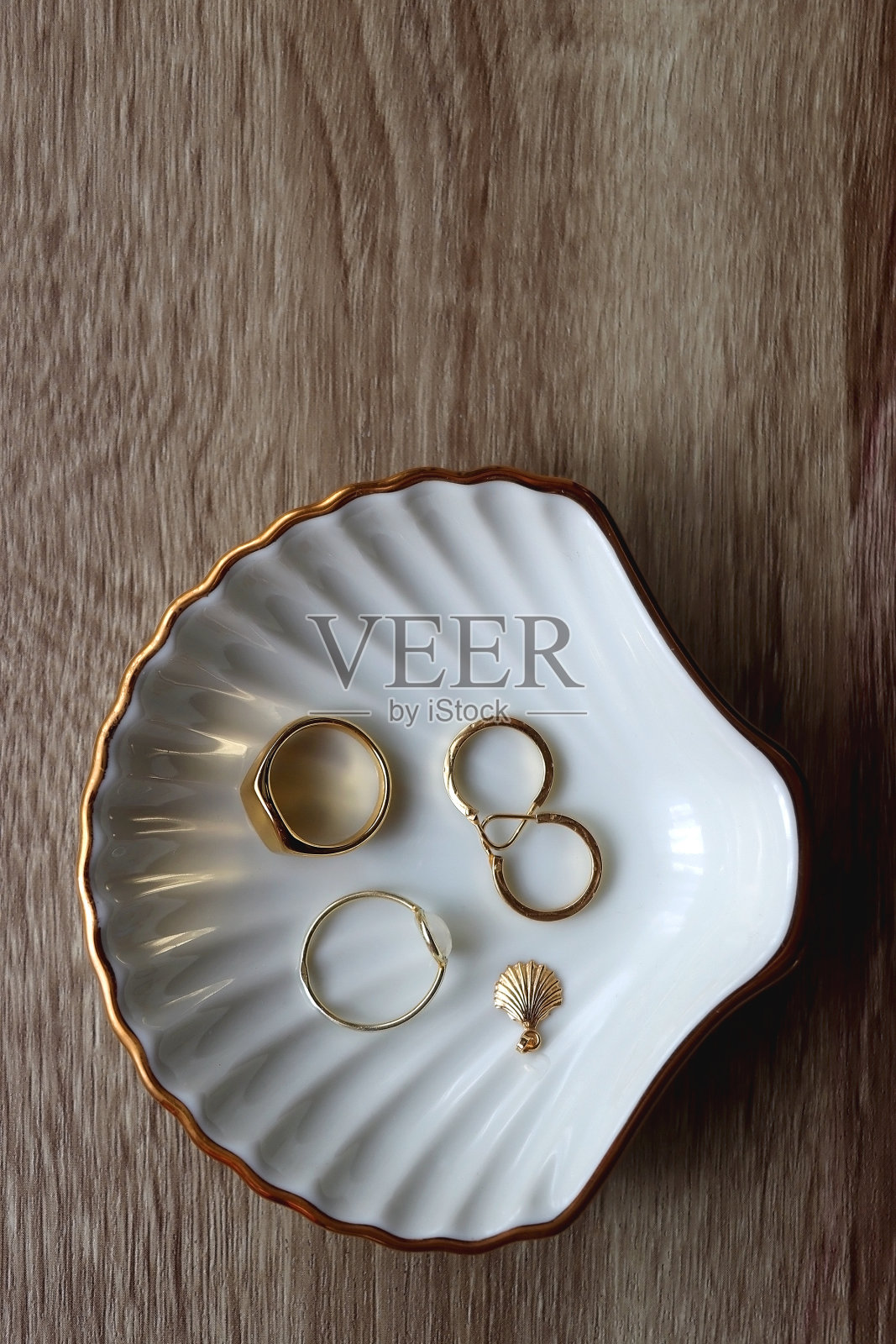 戒指，盘子和黄金首饰照片摄影图片