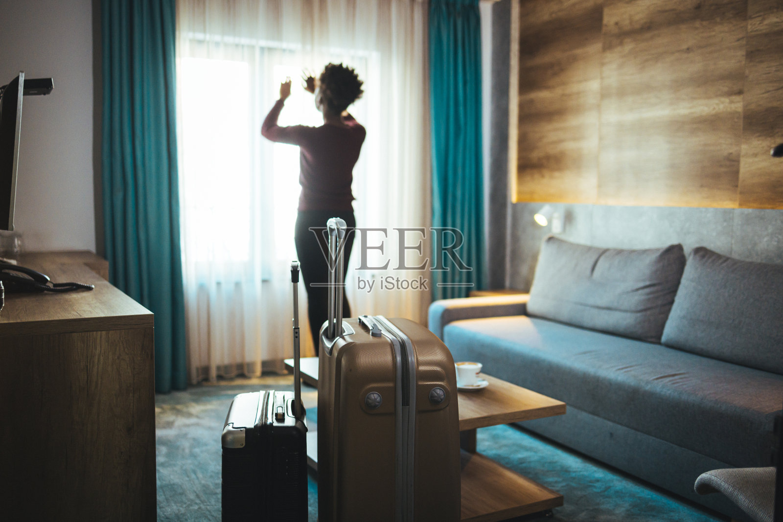 非洲女游客寻找美丽的自然景观。照片摄影图片