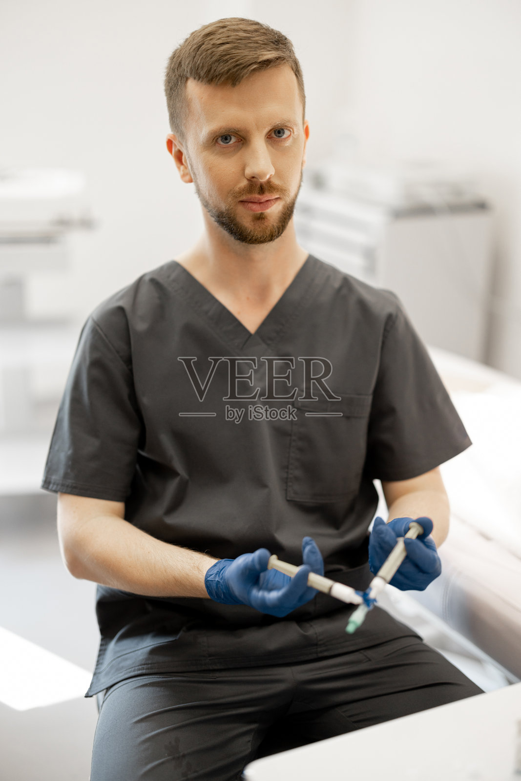 静脉学家准备特殊的溶液在注射器硬化治疗照片摄影图片