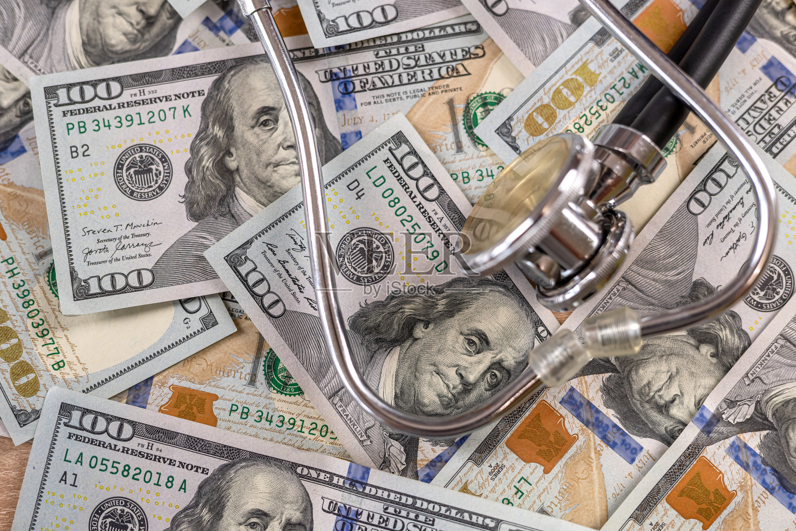 听诊器上的美元钞票作为保费医疗保险的概念。没有人照片摄影图片