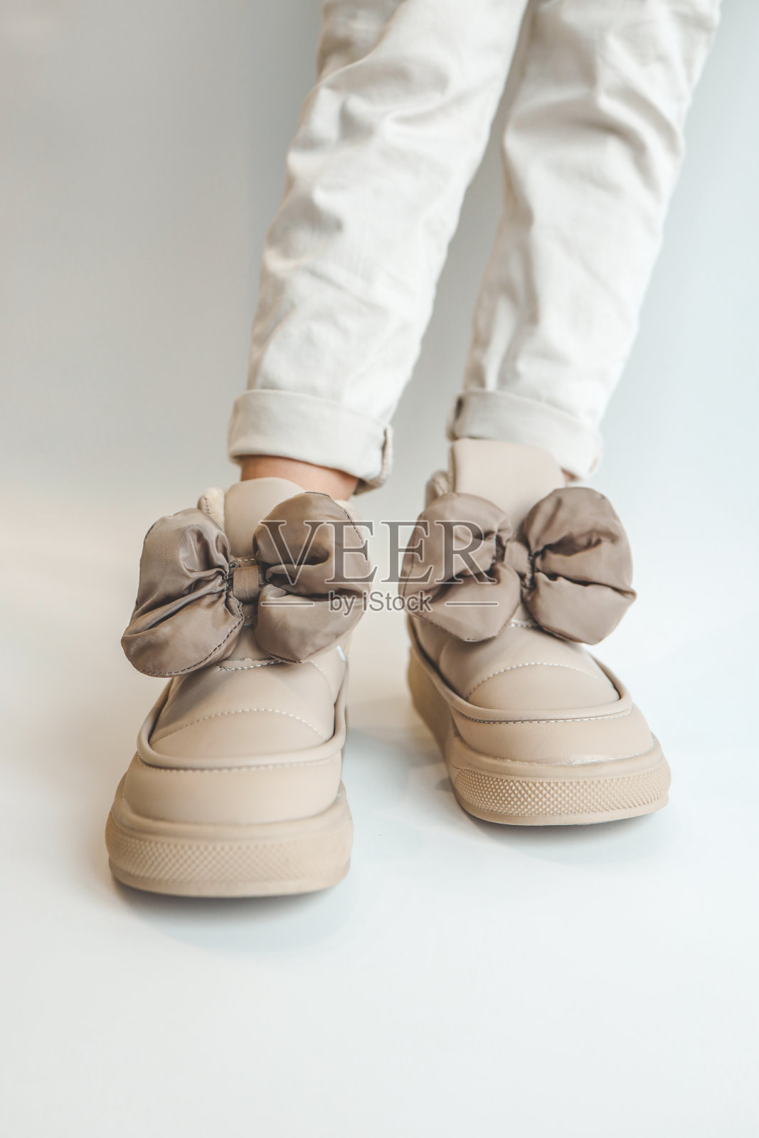 一个女孩穿着时髦的靴子照片摄影图片