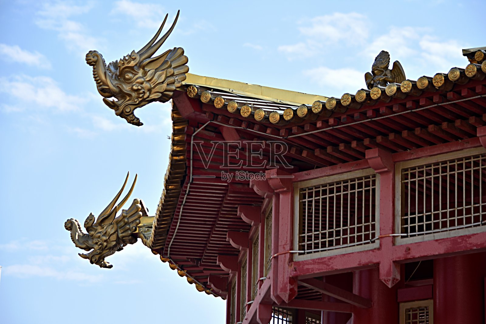 红玫瑰特写在金色佛塔的背景上。埃利斯塔市。卡尔梅克共和国。俄罗斯照片摄影图片