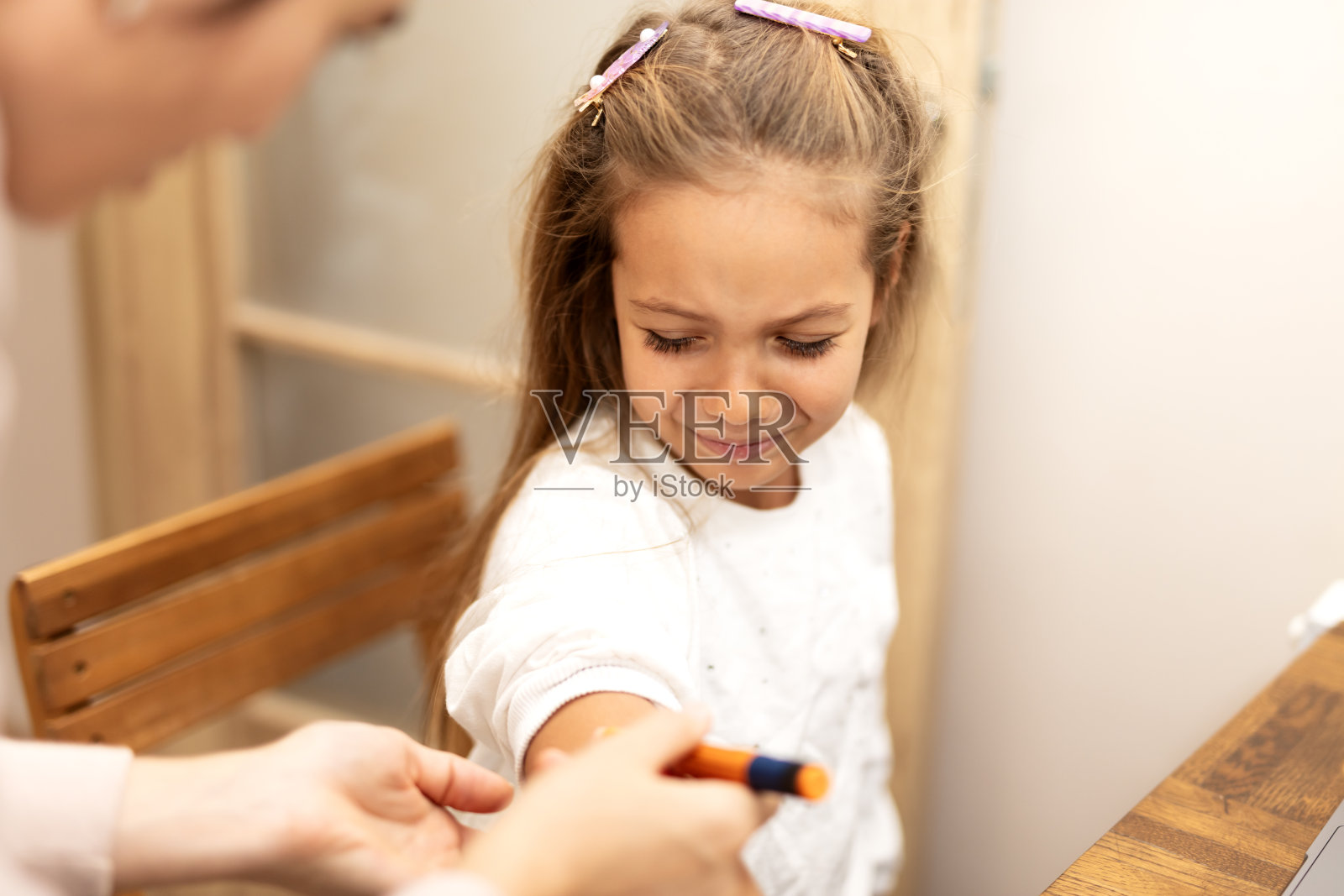 美女在手臂上注射胰岛素的特写照片摄影图片