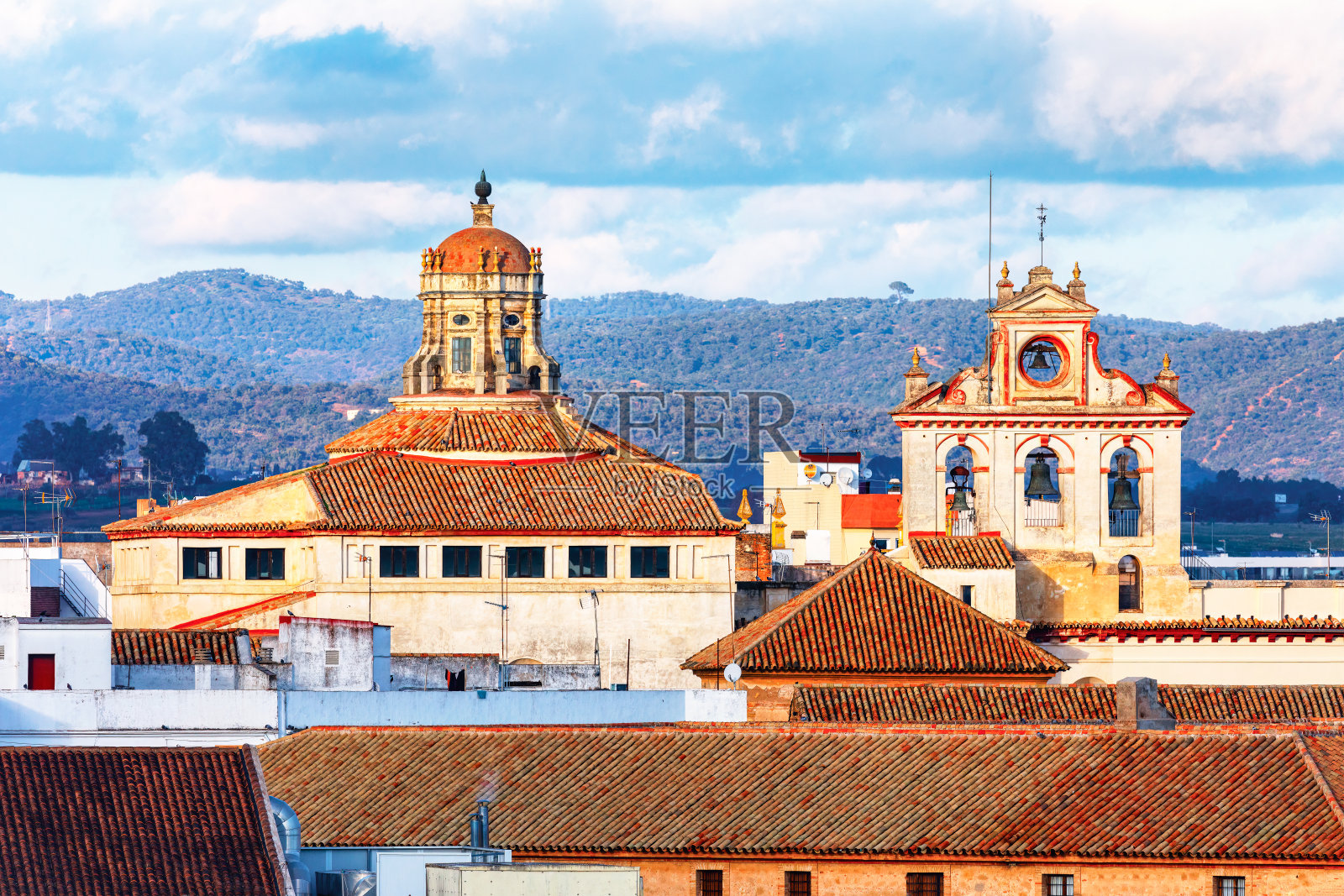 老城区和教堂的全景照片摄影图片