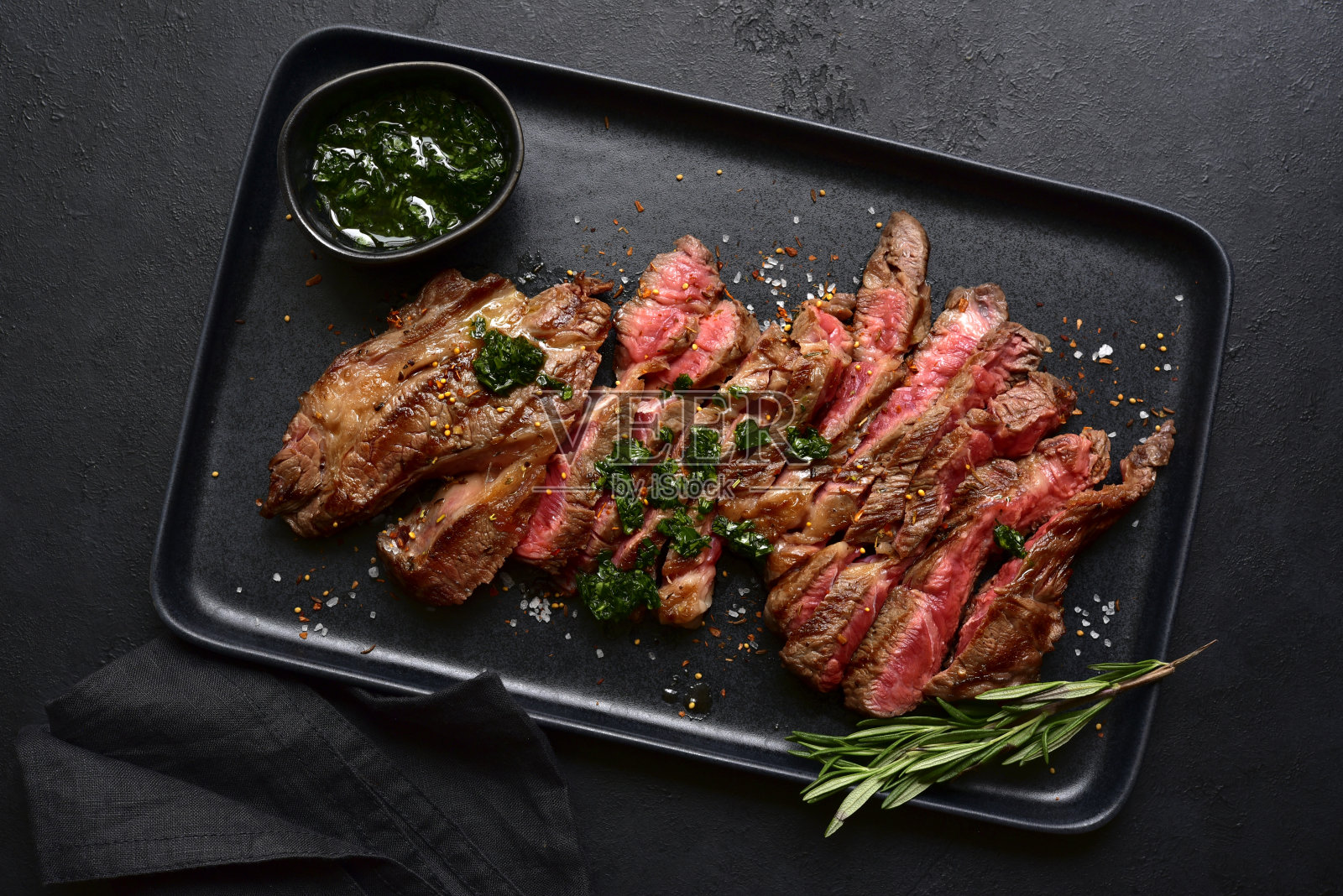 烤大理石纹牛排。带复制空间的俯视图。照片摄影图片