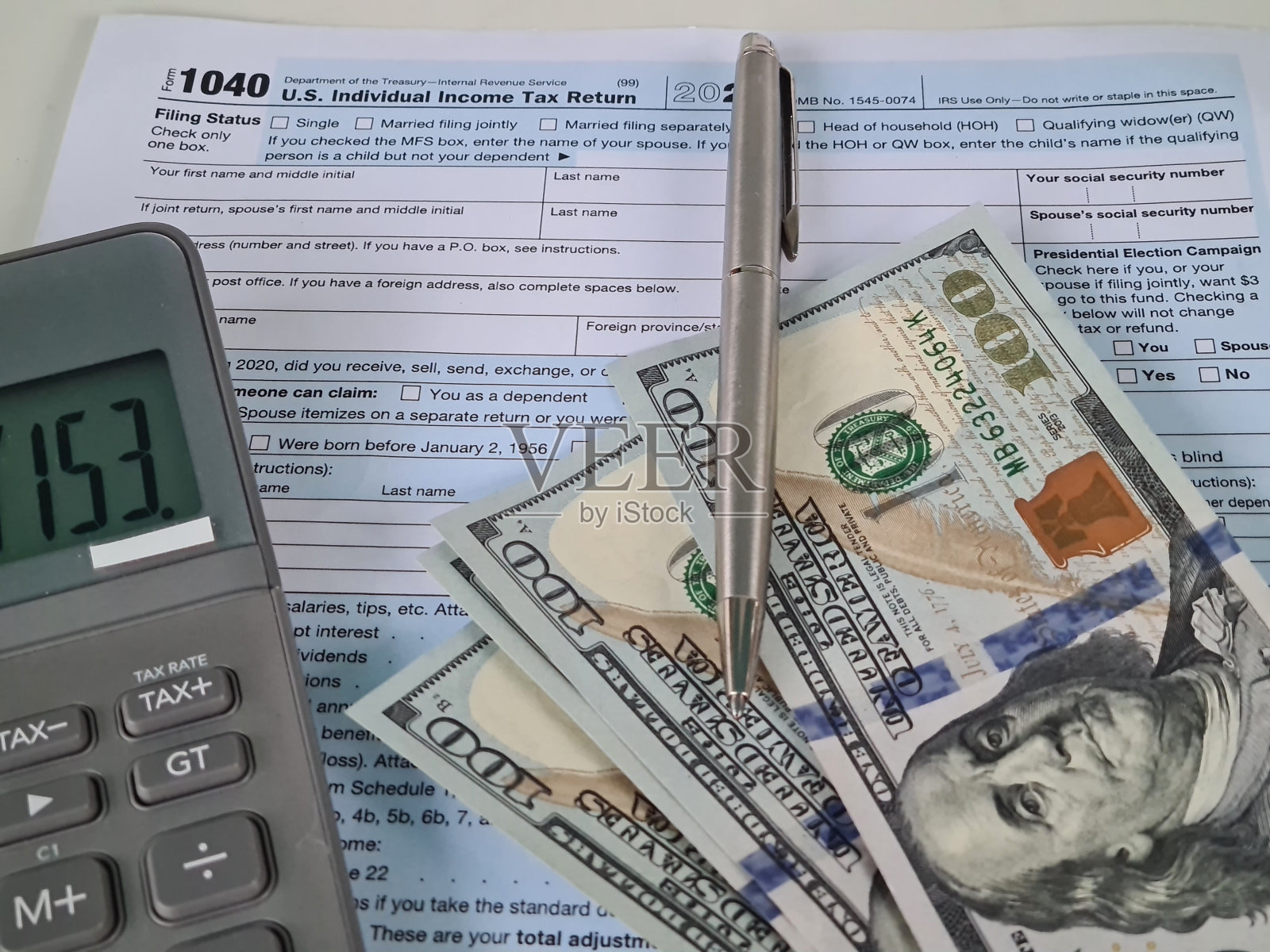 美国联邦纳税申报表1040和计算器照片摄影图片