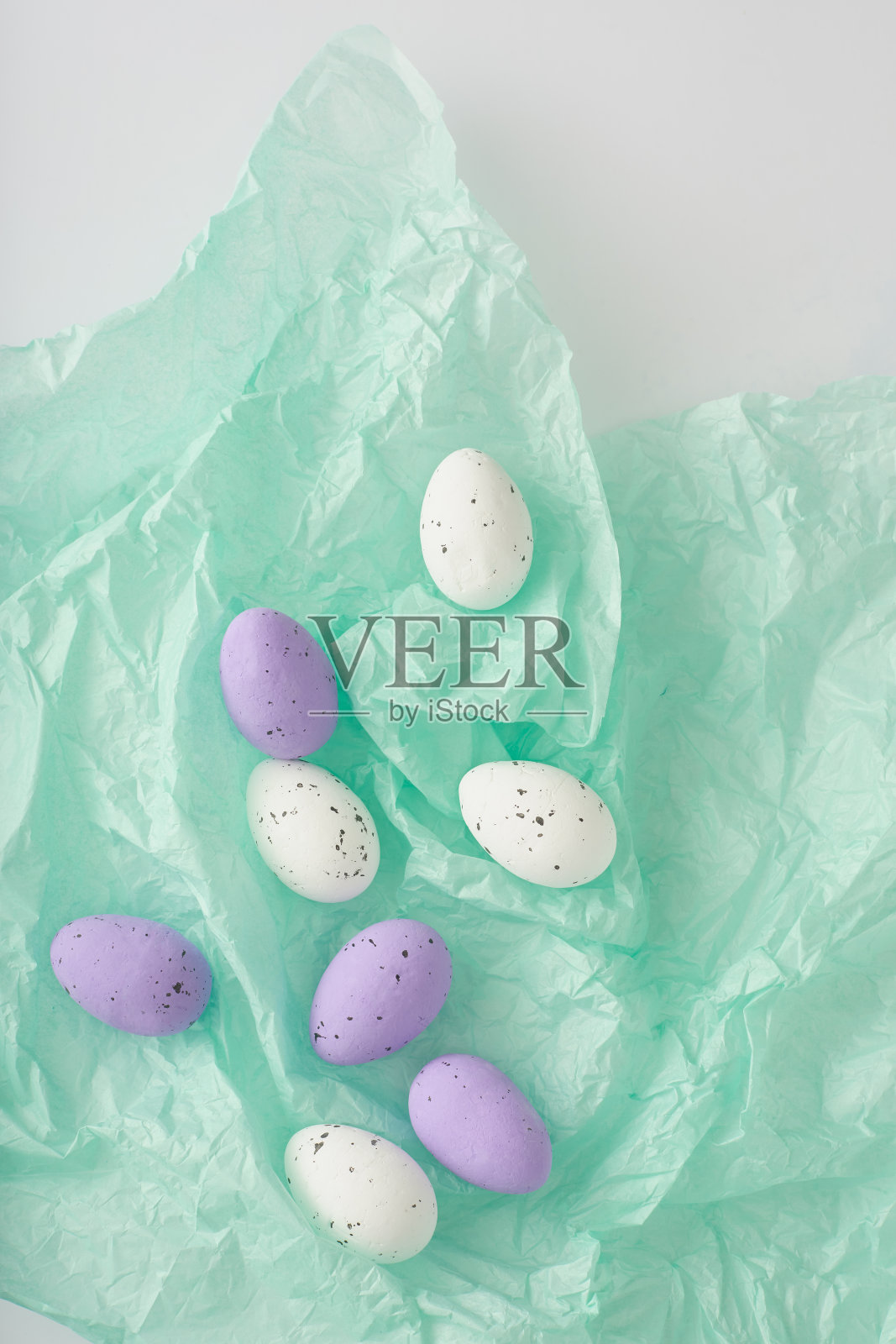 白色和紫色的复活节装饰蛋照片摄影图片