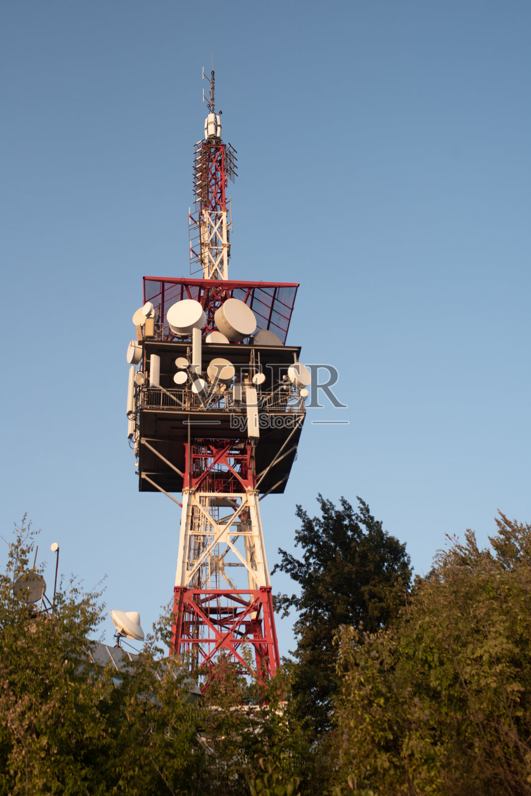 保加利亚的Gabrovo电视塔以蓝天为背景照片摄影图片
