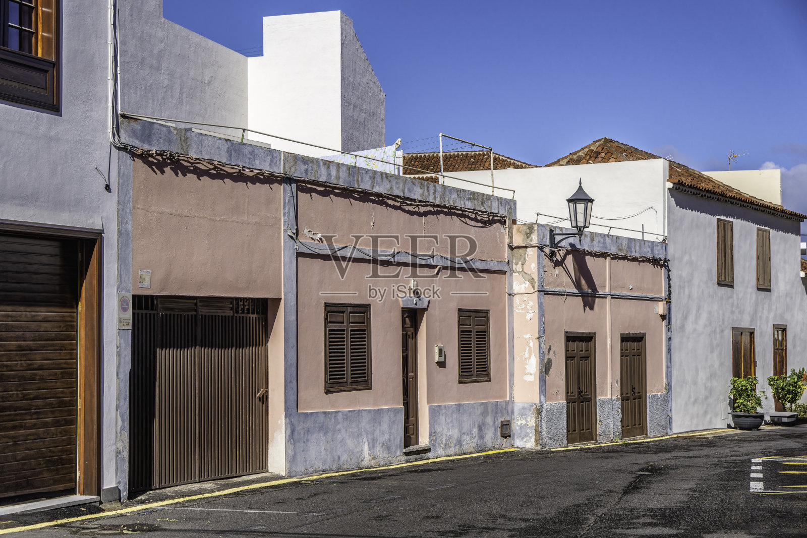 西班牙特内里费岛加拉奇科的小街道和房屋照片摄影图片