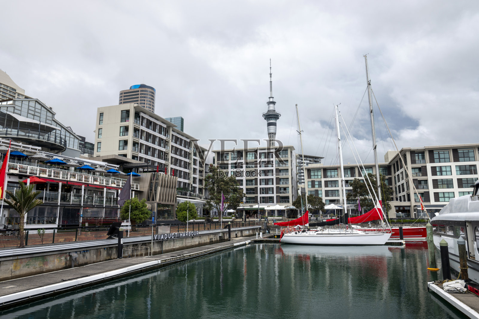 高架桥码头在一个阳光明媚的日子在奥克兰，新西兰照片摄影图片