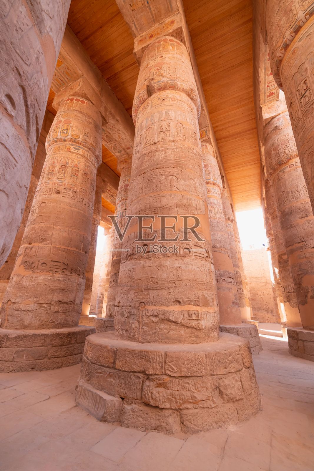 埃及卢克索卡纳克神庙的巨型柱廊和雕刻照片摄影图片