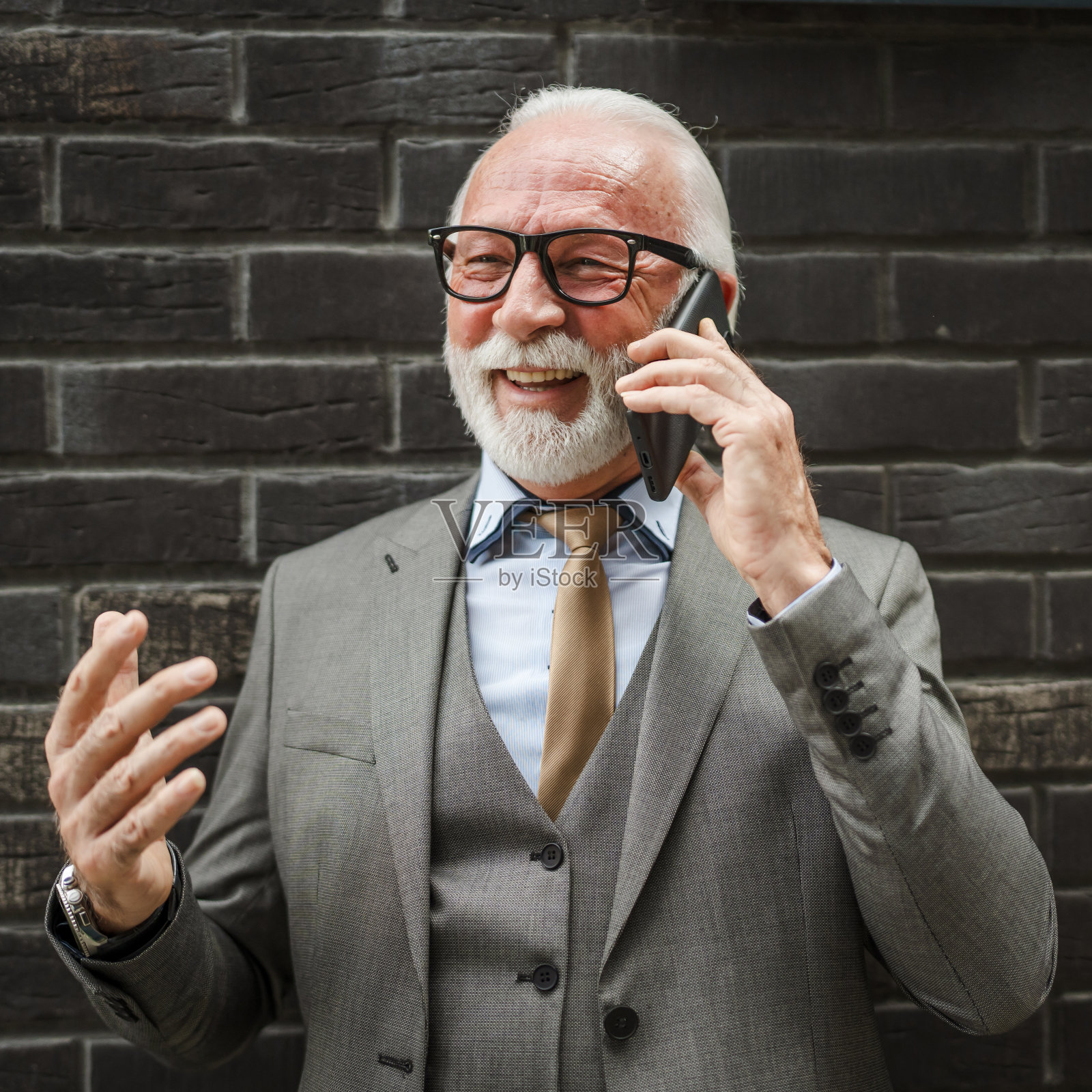 老男人的肖像，留着胡子，西装革履的商人站在户外照片摄影图片