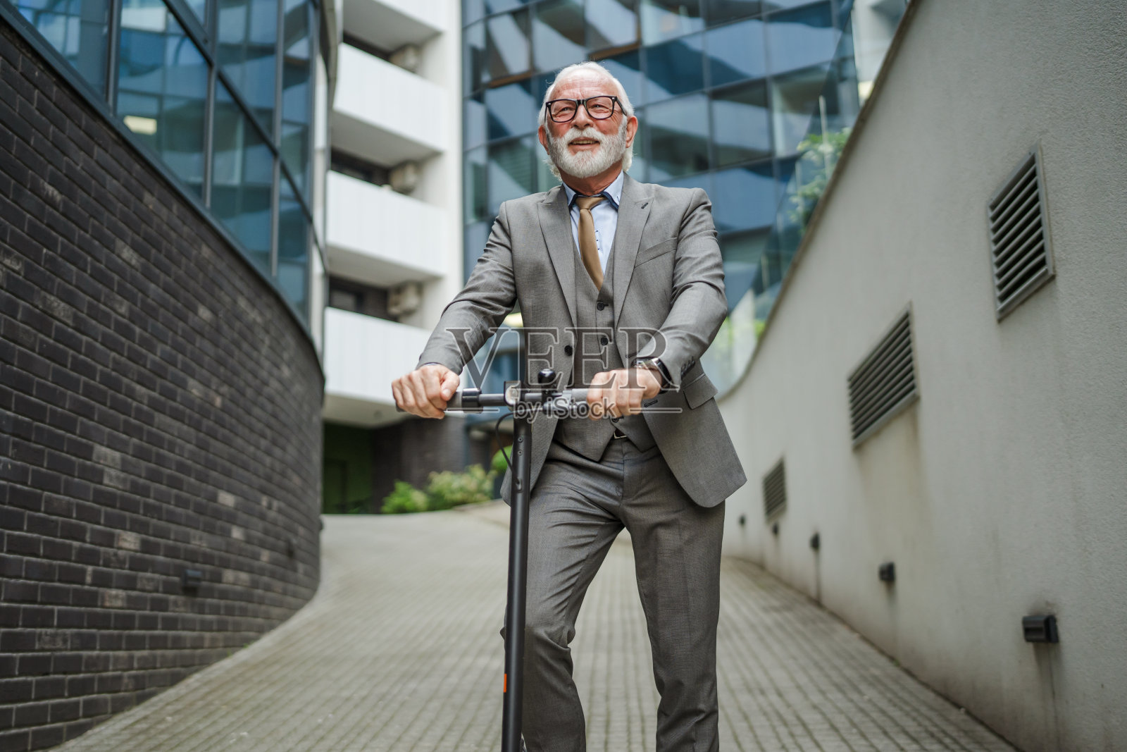 老男人的肖像，留着胡子，西装革履的商人站在户外照片摄影图片