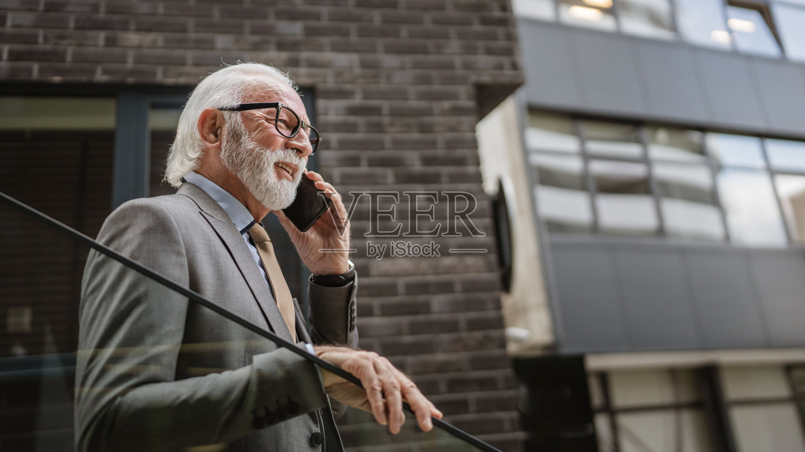 老男人的肖像，留着胡子，西装革履的商人站在户外照片摄影图片