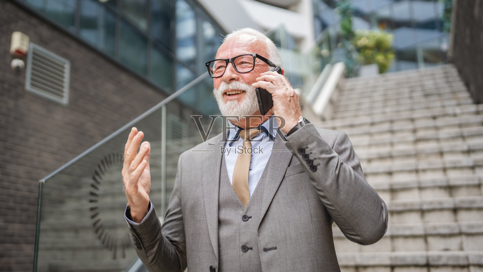 老男人的肖像，留着胡子，西装革履的商人站在户外照片摄影图片