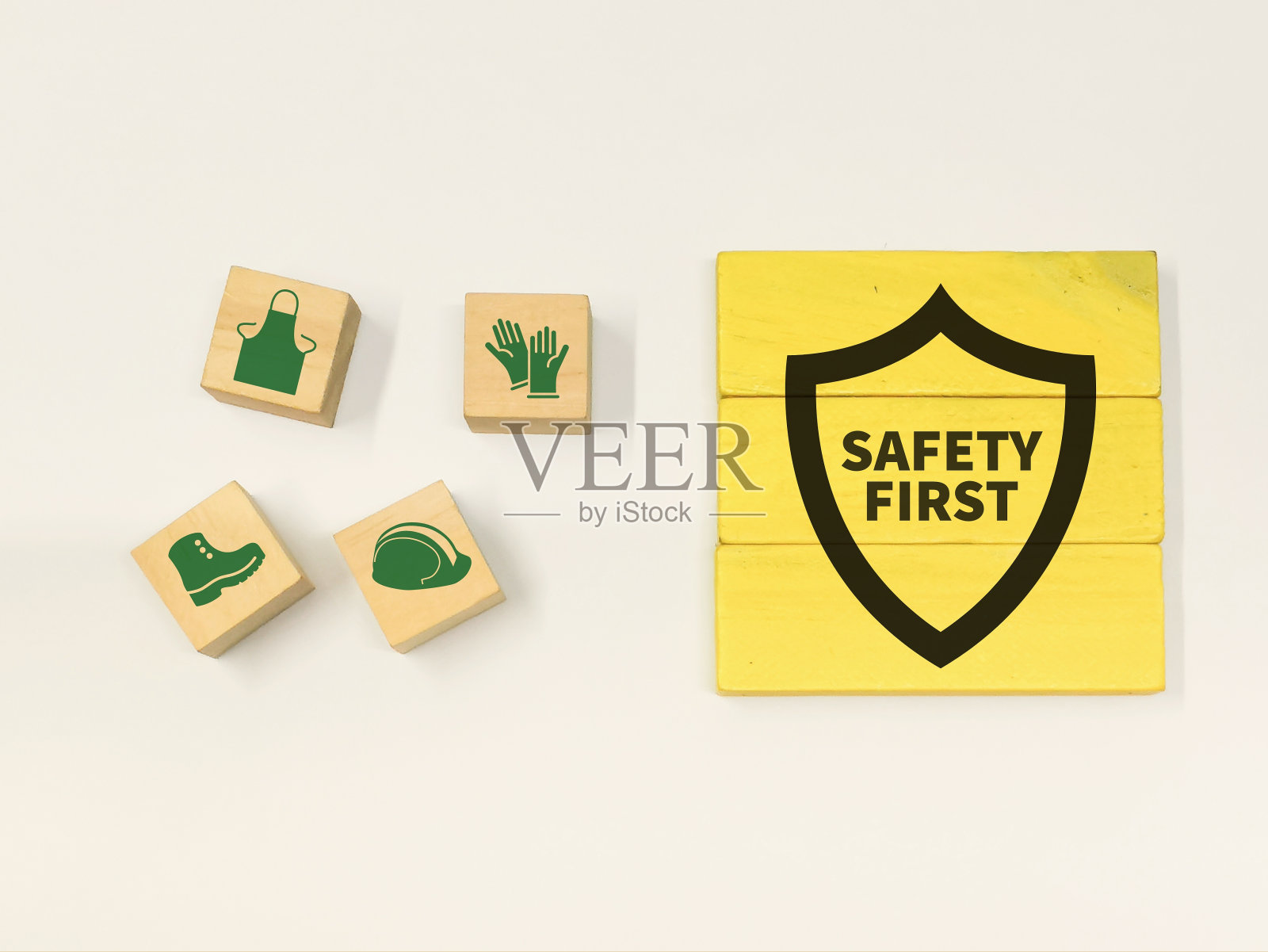 安全第一的理念在木块上加上图标。照片摄影图片