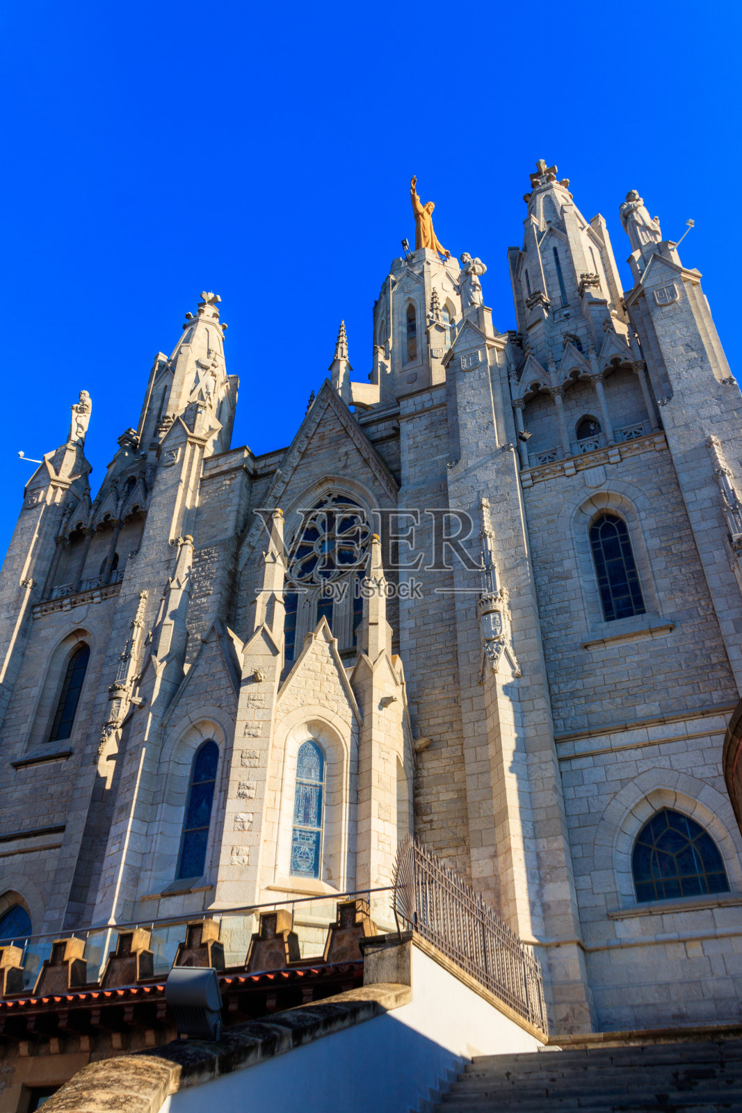 位于西班牙加泰罗尼亚巴塞罗那蒂比达博山顶的耶稣圣心赎罪教堂照片摄影图片