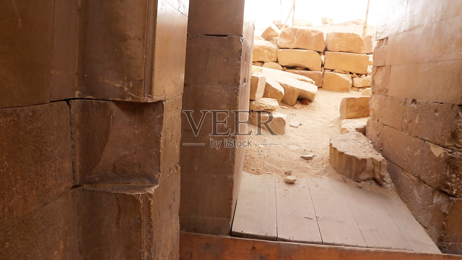 埃及塞加拉阶梯金字塔周围的寺庙和陵墓照片摄影图片