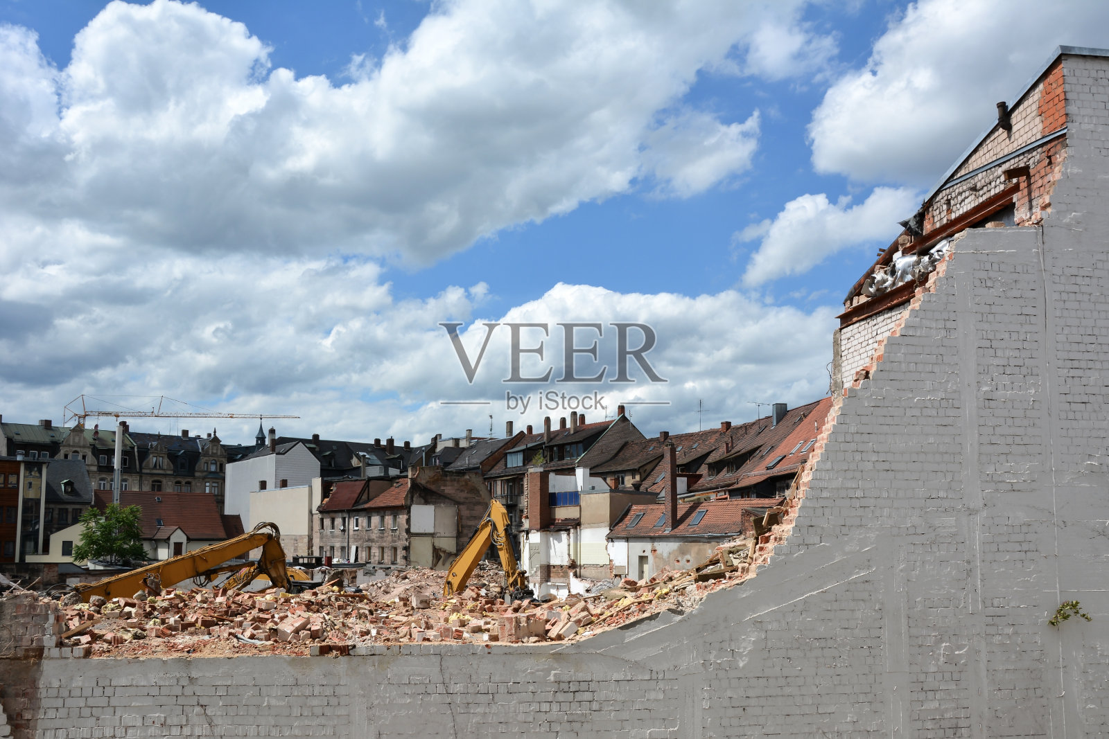 使用挖掘机拆除城市街道上的 building 的建筑工地，城市 reconstruction 和 renovation照片摄影图片