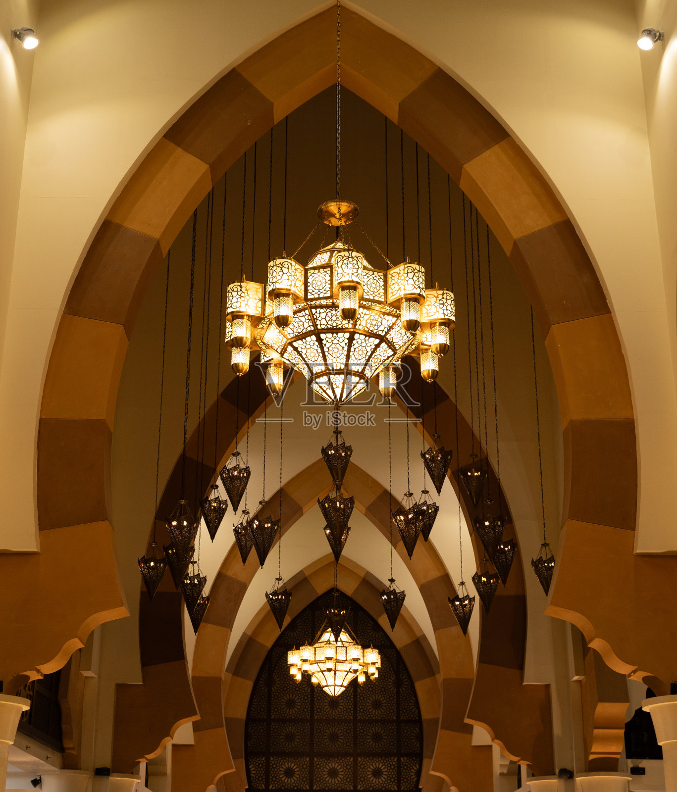 卡塔尔珍珠住宅区走廊上各式阿拉伯吊灯和灯具，以及独特的阿拉伯室内设计元素照片摄影图片