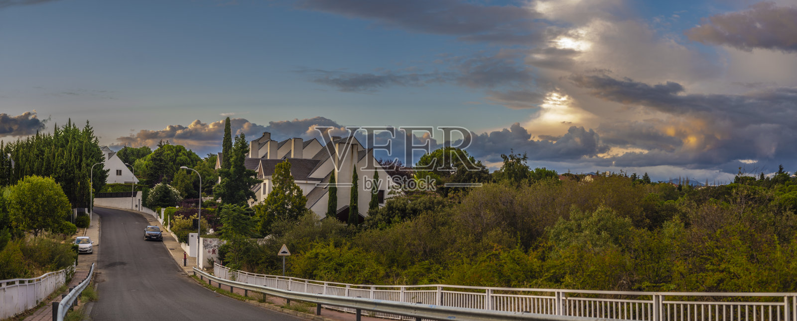 Atardecer en la sierra de Madrid, España照片摄影图片