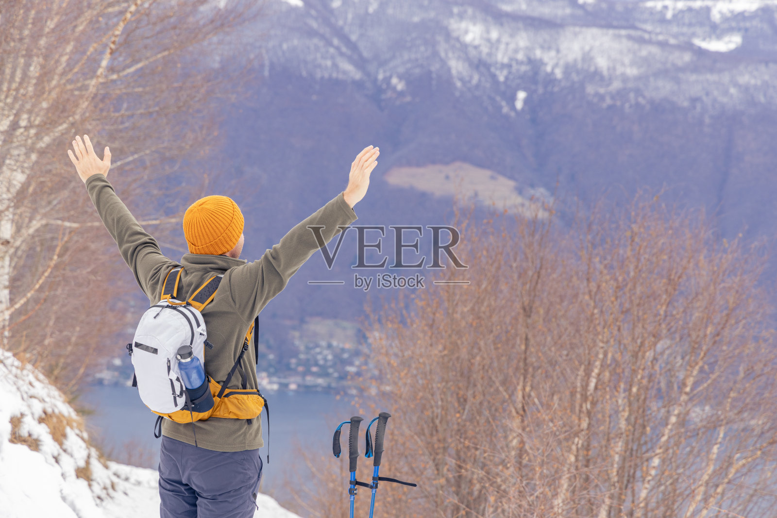 一名男性徒步旅行者在被大自然环绕的群山中漫步照片摄影图片