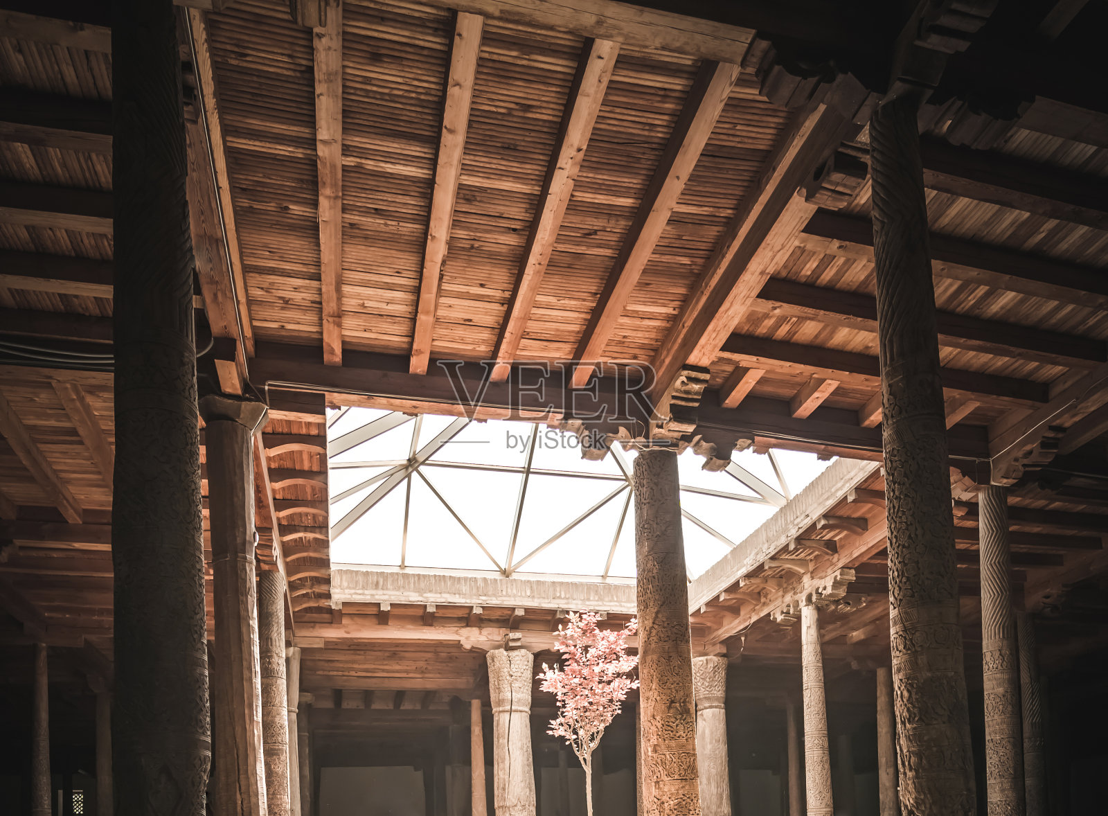 古朱玛清真寺内部用木雕镶嵌柱子，在古霍雷兹姆的希瓦城，柱子上有木雕照片摄影图片