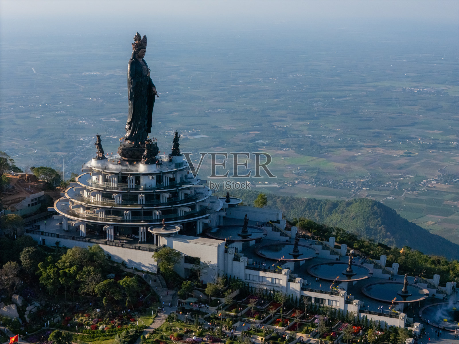 越南德宁省巴登山旅游区的景色。一个独特的佛教建筑，海拔最高，从下面看是非常美丽的。照片摄影图片