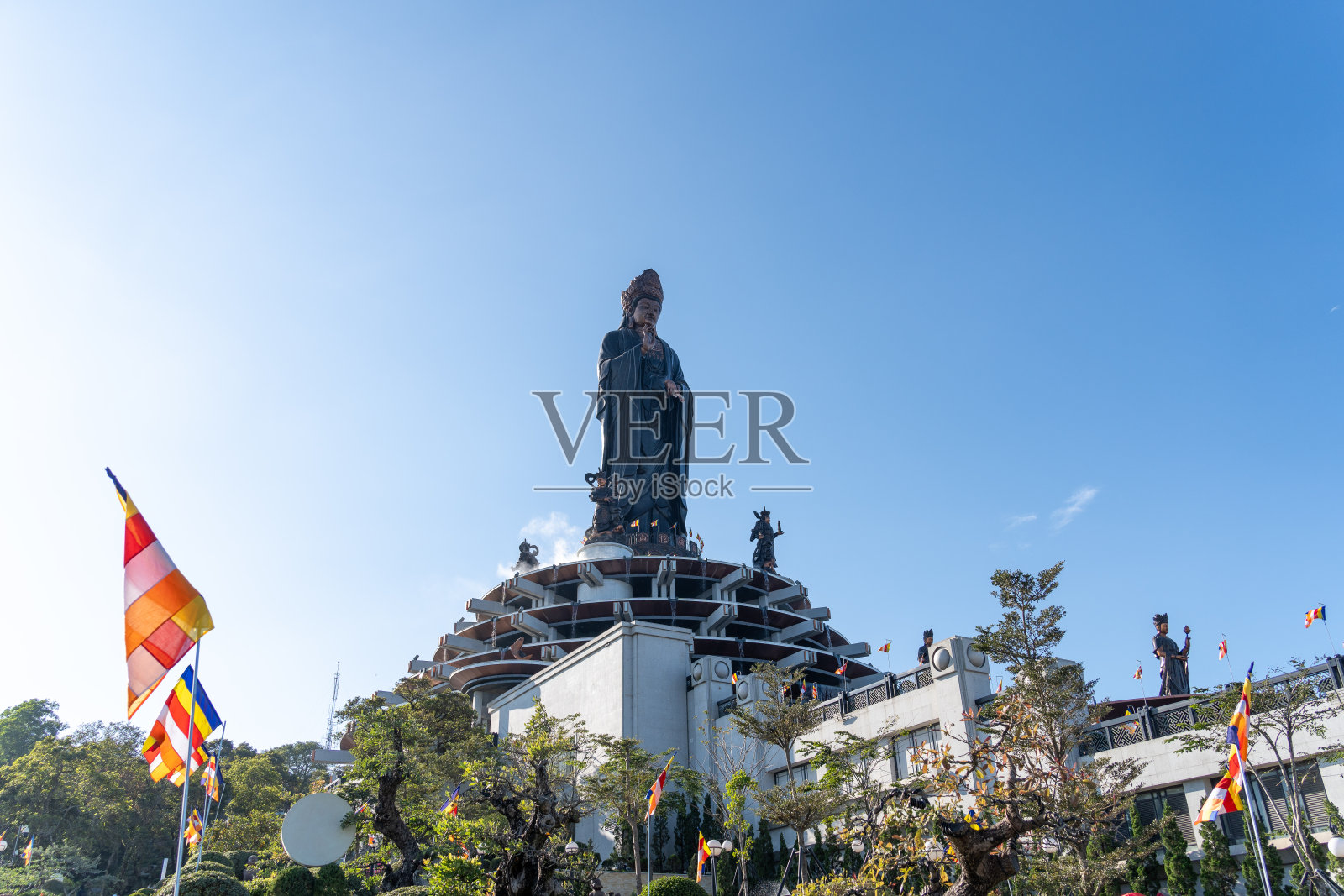 越南德宁省巴登山旅游区的景色。一个独特的佛教建筑，海拔最高，从下面看是非常美丽的。照片摄影图片
