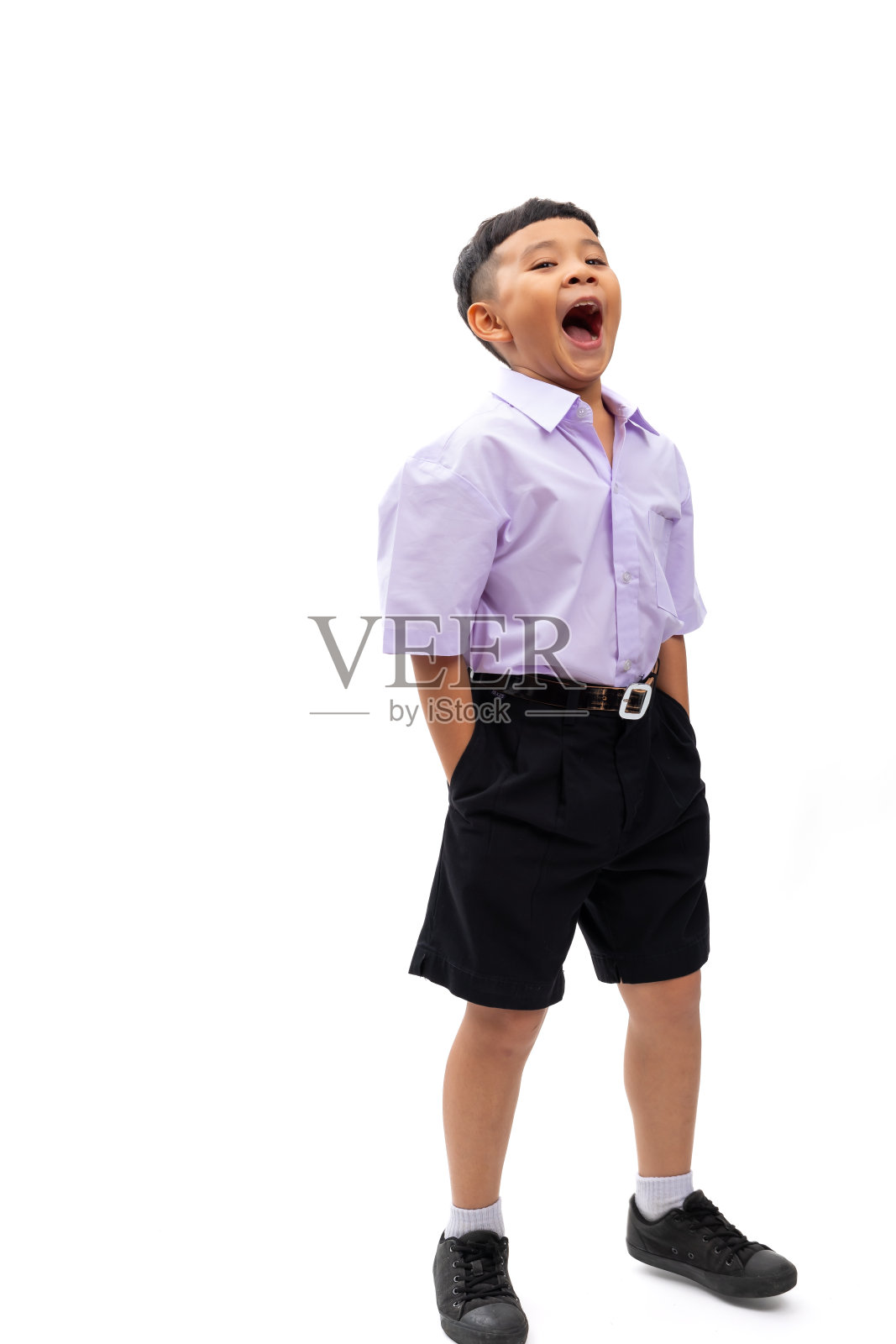 泰国校服。年轻的亚洲可爱的男孩模特站在白色的工作室背景横幅。回到学校。照片摄影图片