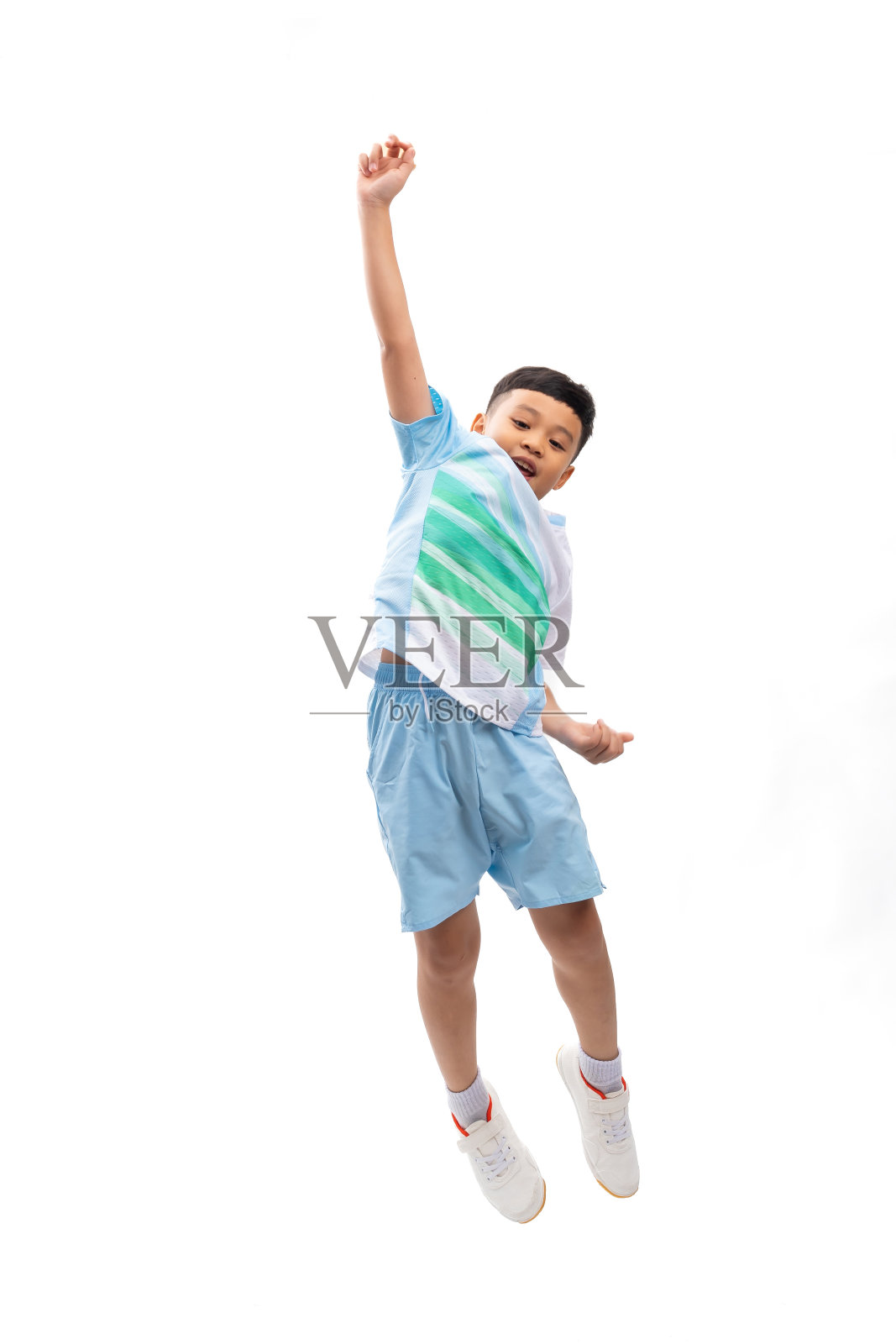 兴奋快乐的男孩笑着在空中跳。羽毛球拍和羽毛球毽子。年轻的亚洲可爱的男孩站在白底横幅。体育运动的人照片摄影图片