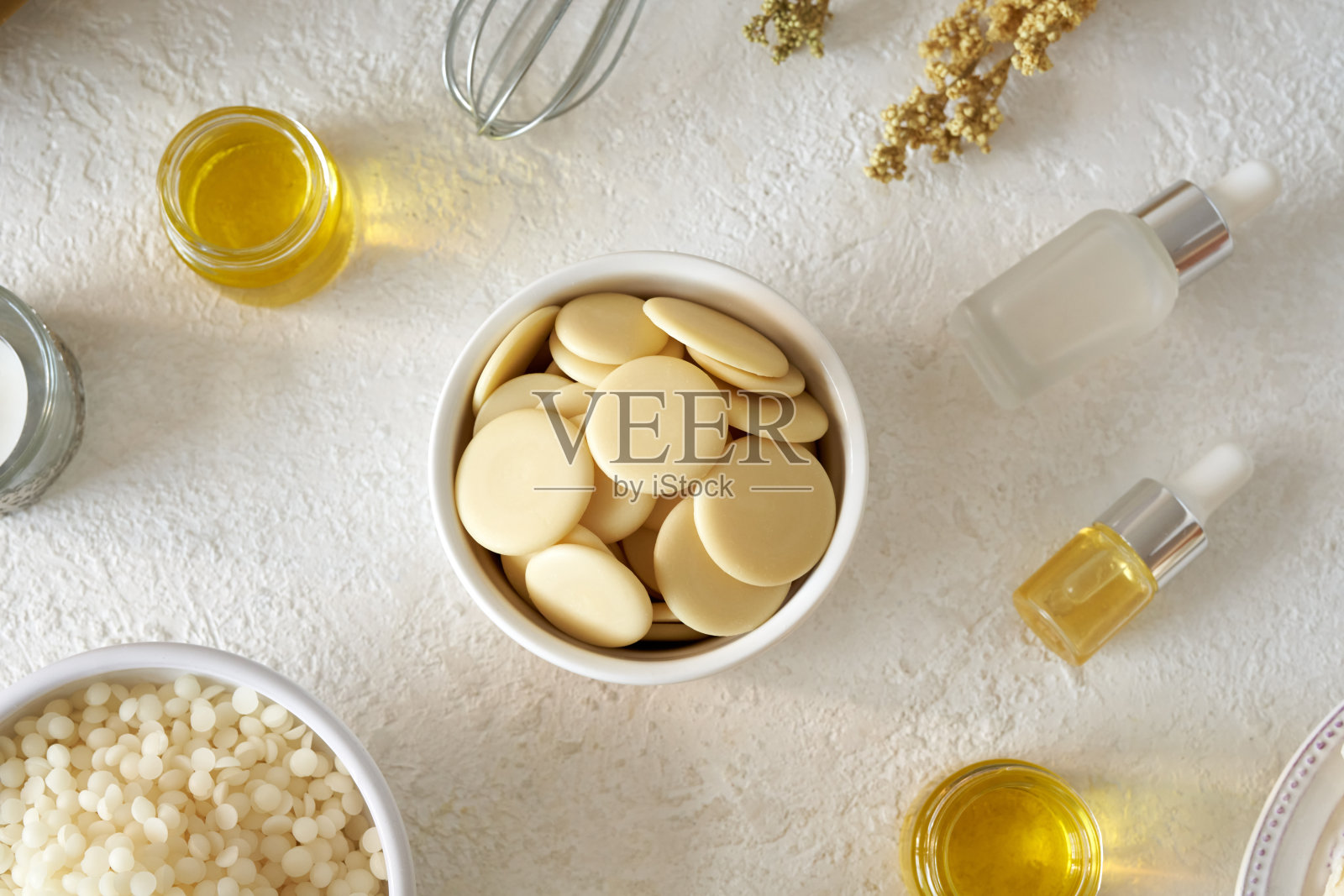 含有精油和蜂蜡的可可脂丸——自制化妆品的原料照片摄影图片