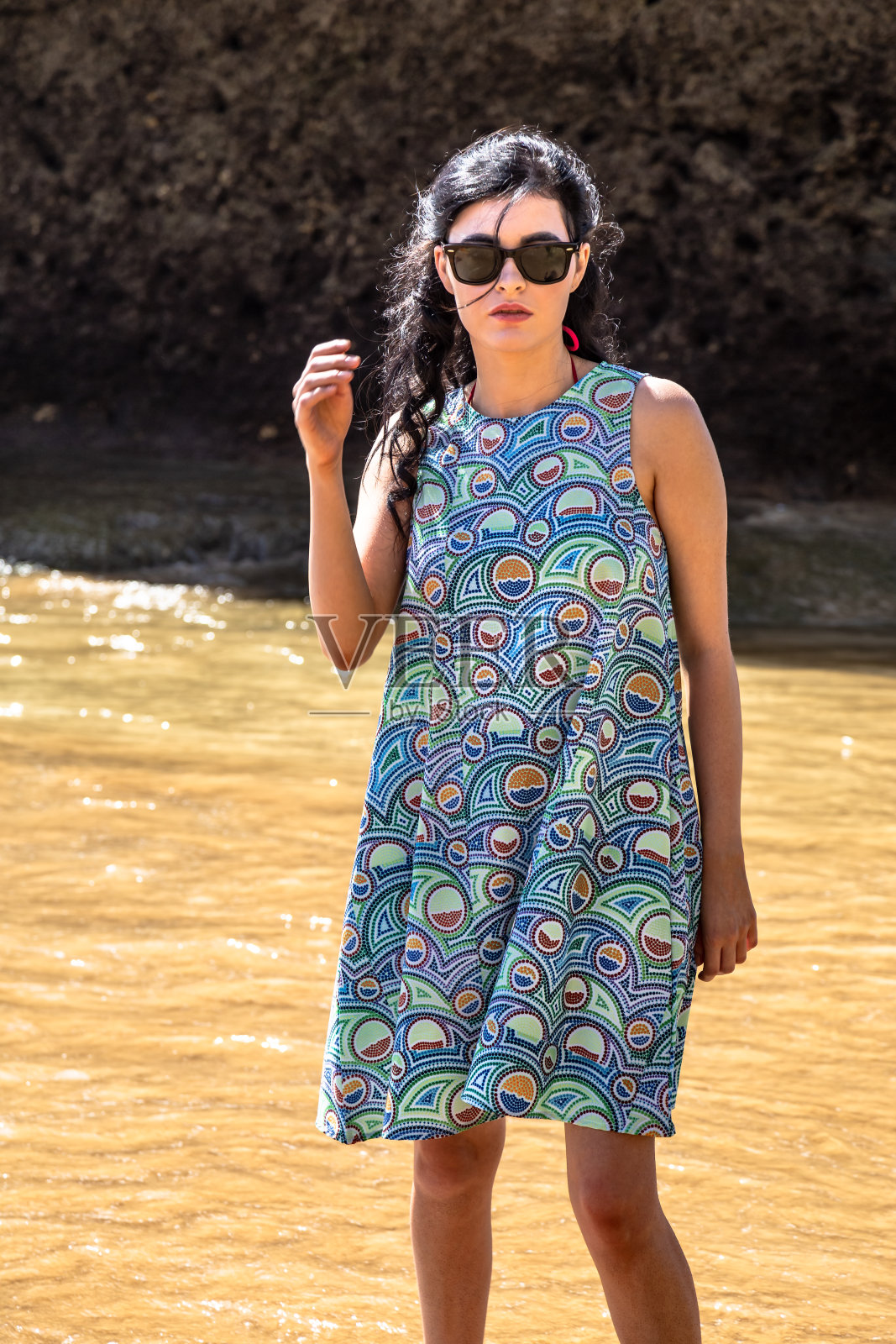 在葡萄牙阿尔加维海滩上享受阳光的年轻女子照片摄影图片