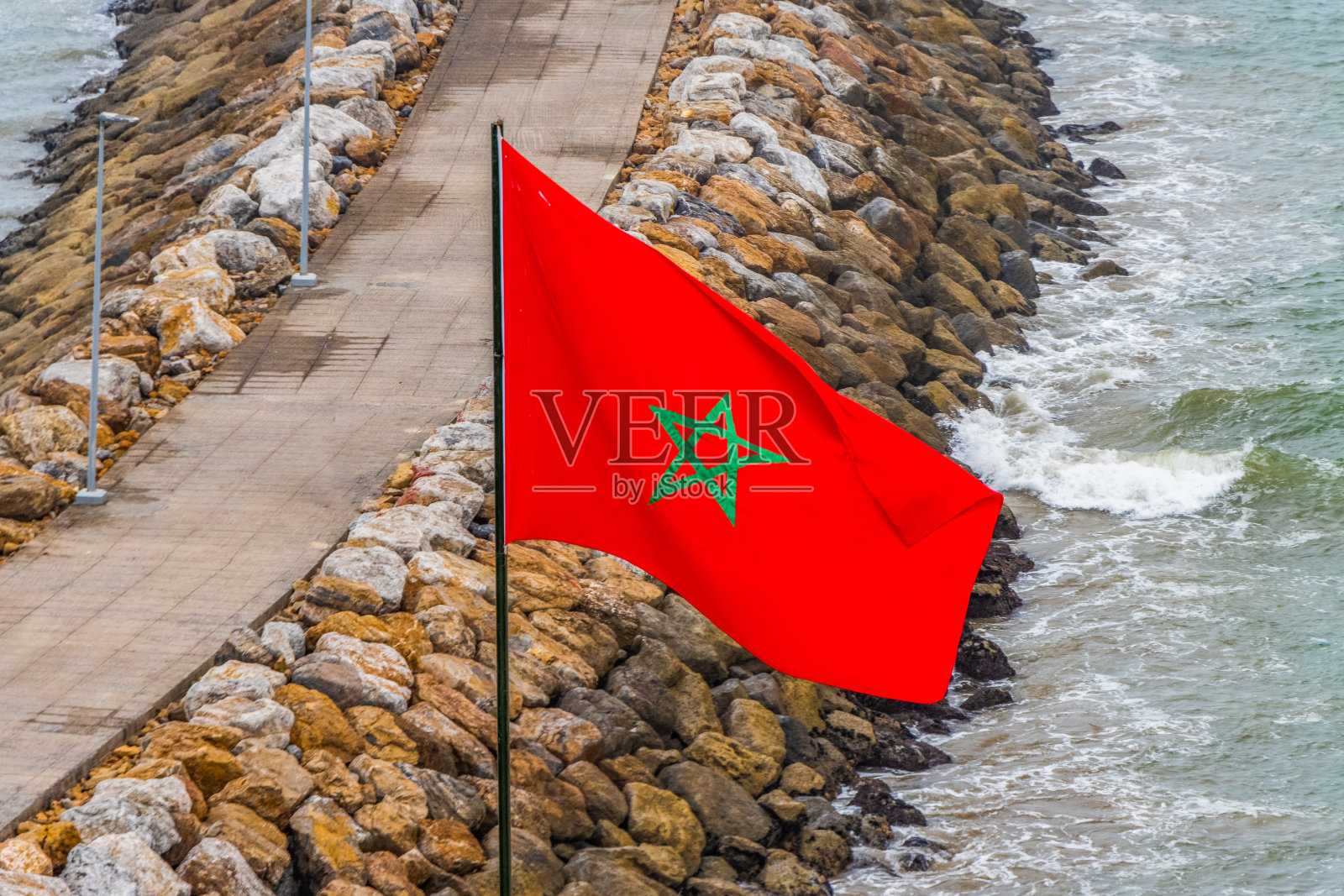 拉巴特。美丽的拉巴特海滩上的摩洛哥国旗。照片摄影图片